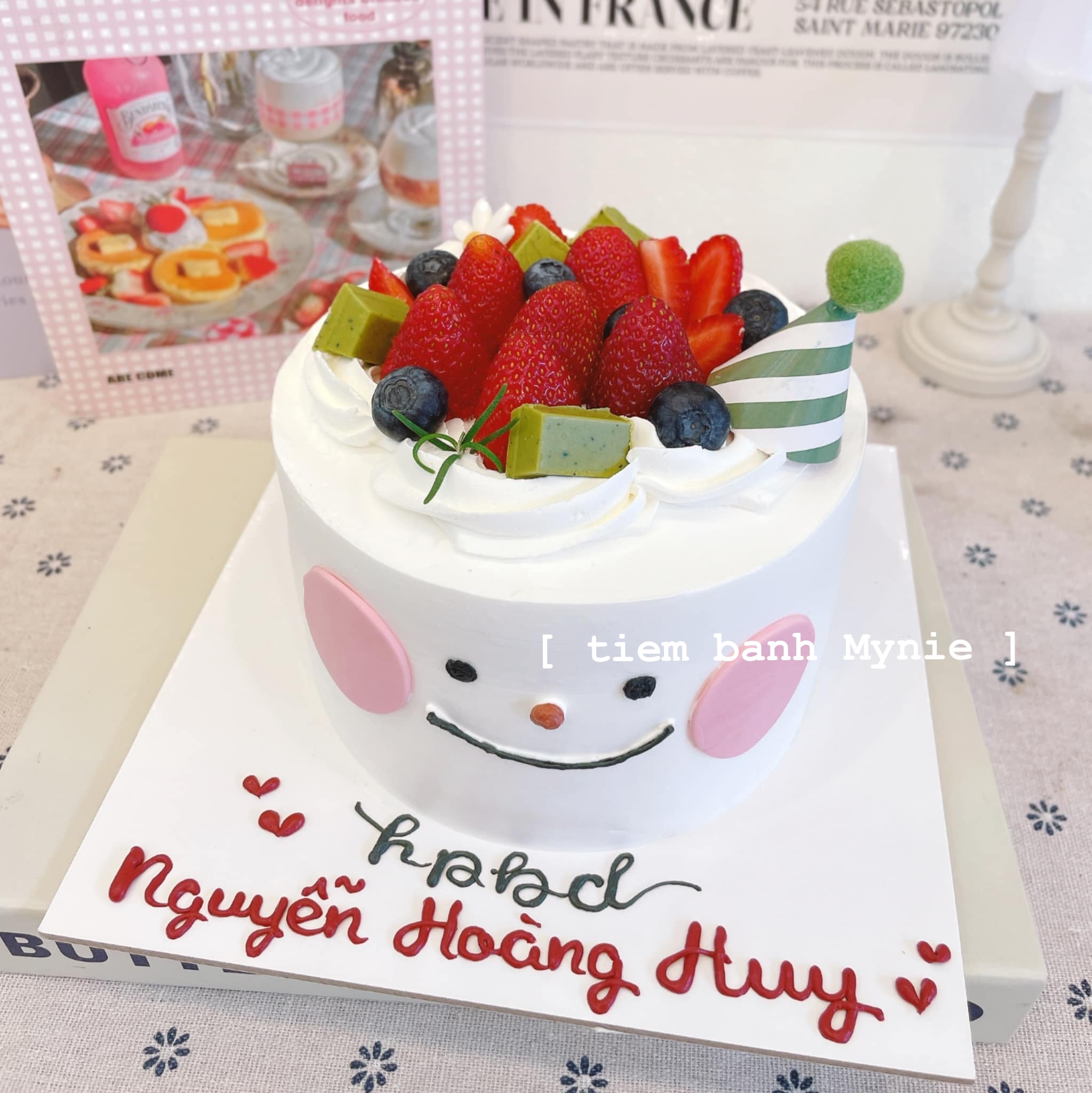 Bánh kem trang trí dâu tây mix việt quất TT0020