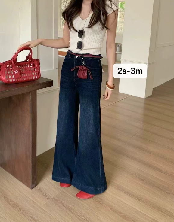 Quần jeans DIDO ống suông mài nhẹ + belt đỏ + túi charm nhỏ dây rút