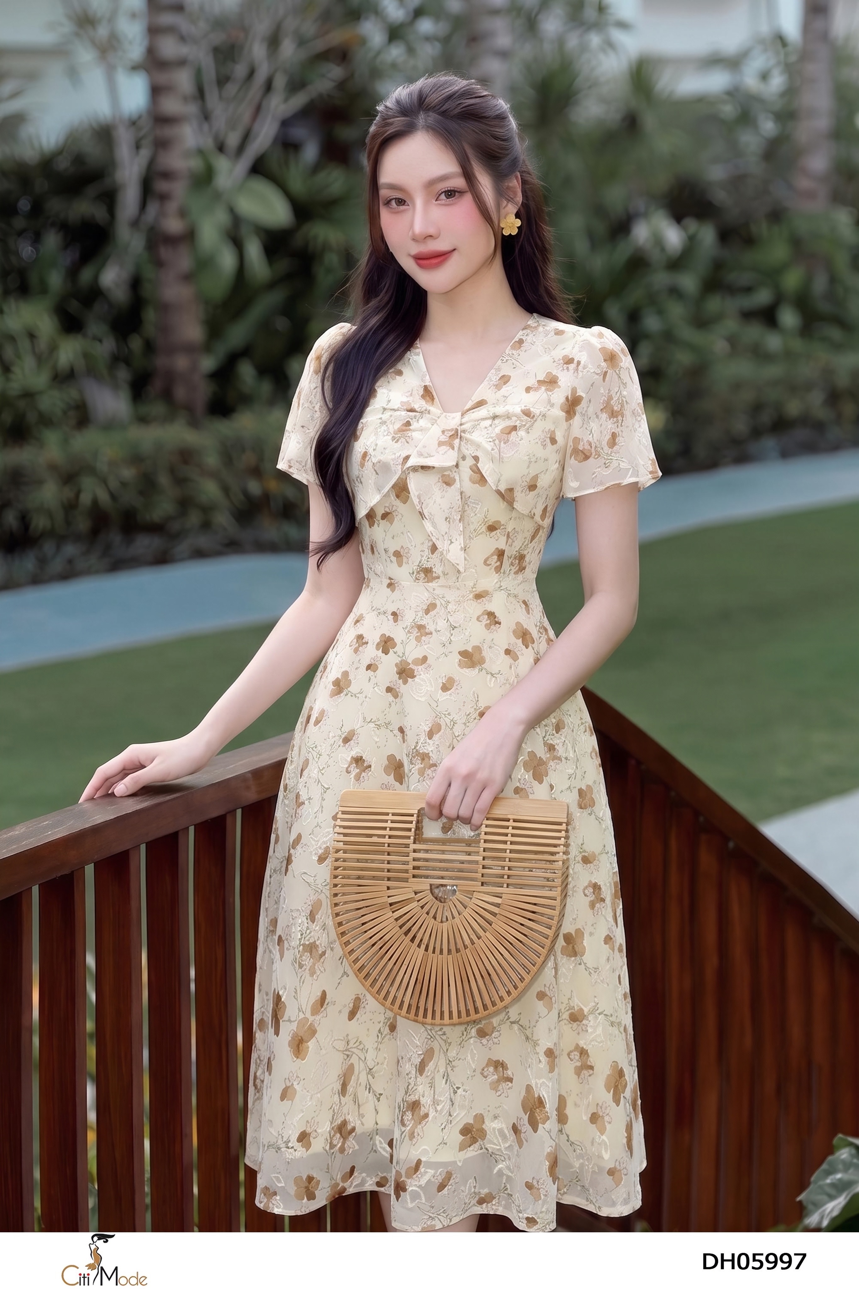 Đầm xòe hoa kem cổ V nhún ngực cách điệu, tay loe_thumbnail_9
