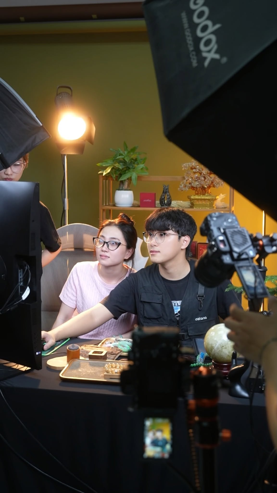 Đội ngũ vận hành đa khung hình với softbox và 2 camera
