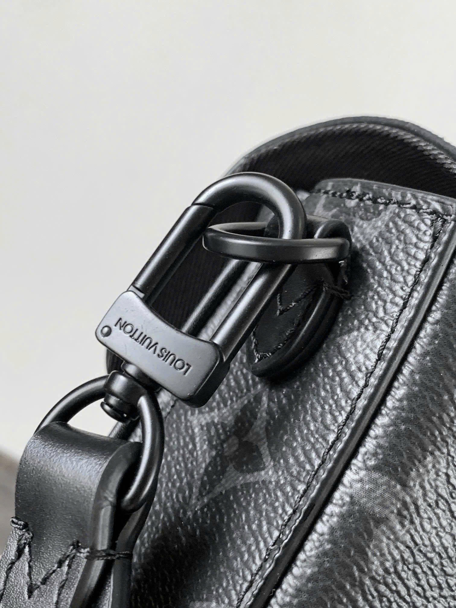 Túi đeo chéo LV Montsouris Wearable Wallet_thumbnail_5