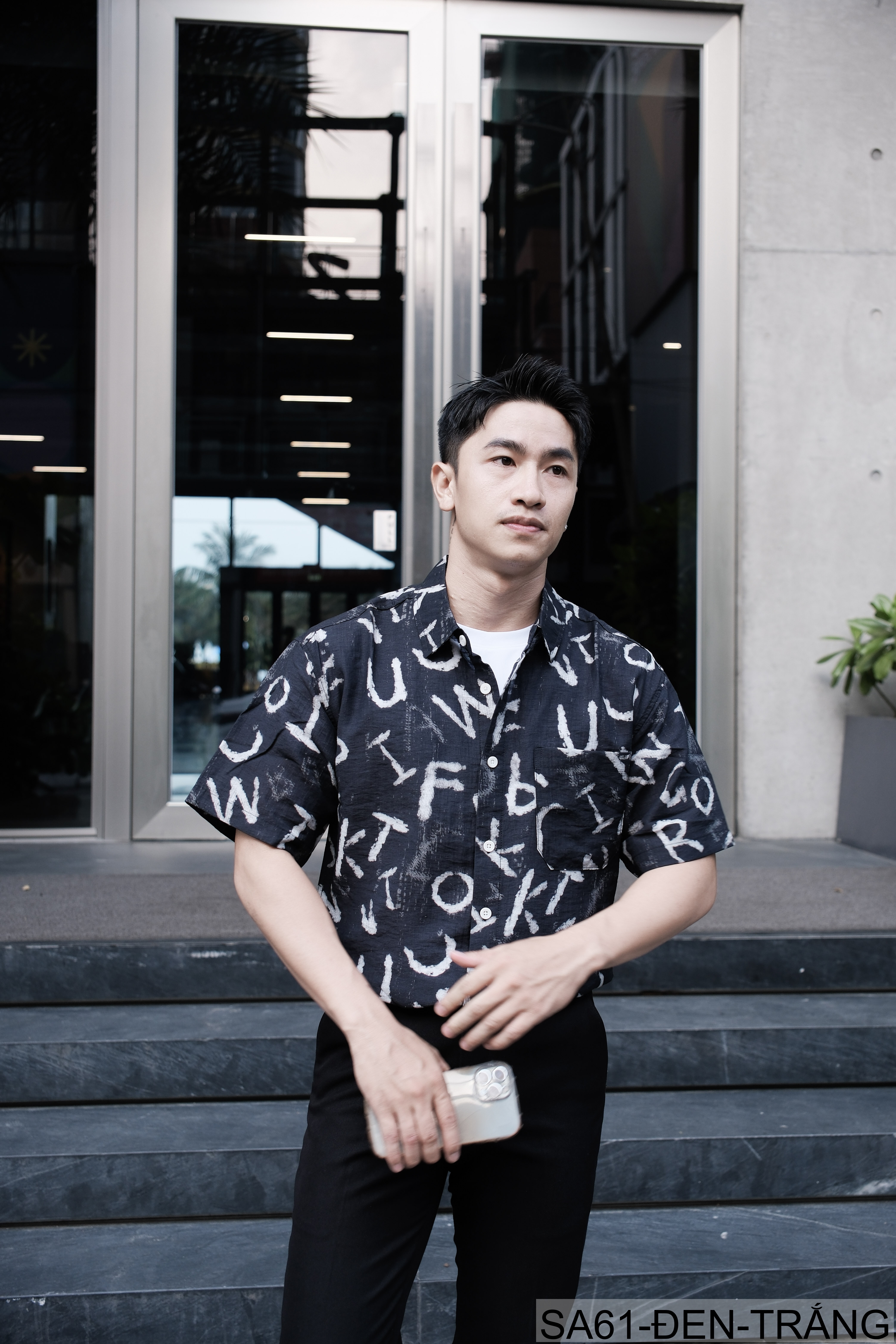 SA61 - Áo sơ mi nam tay ngắn in chữ nghệ thuật, form rộng, chất viscose mát mẻ, phối màu trắng đen_thumbnail_12