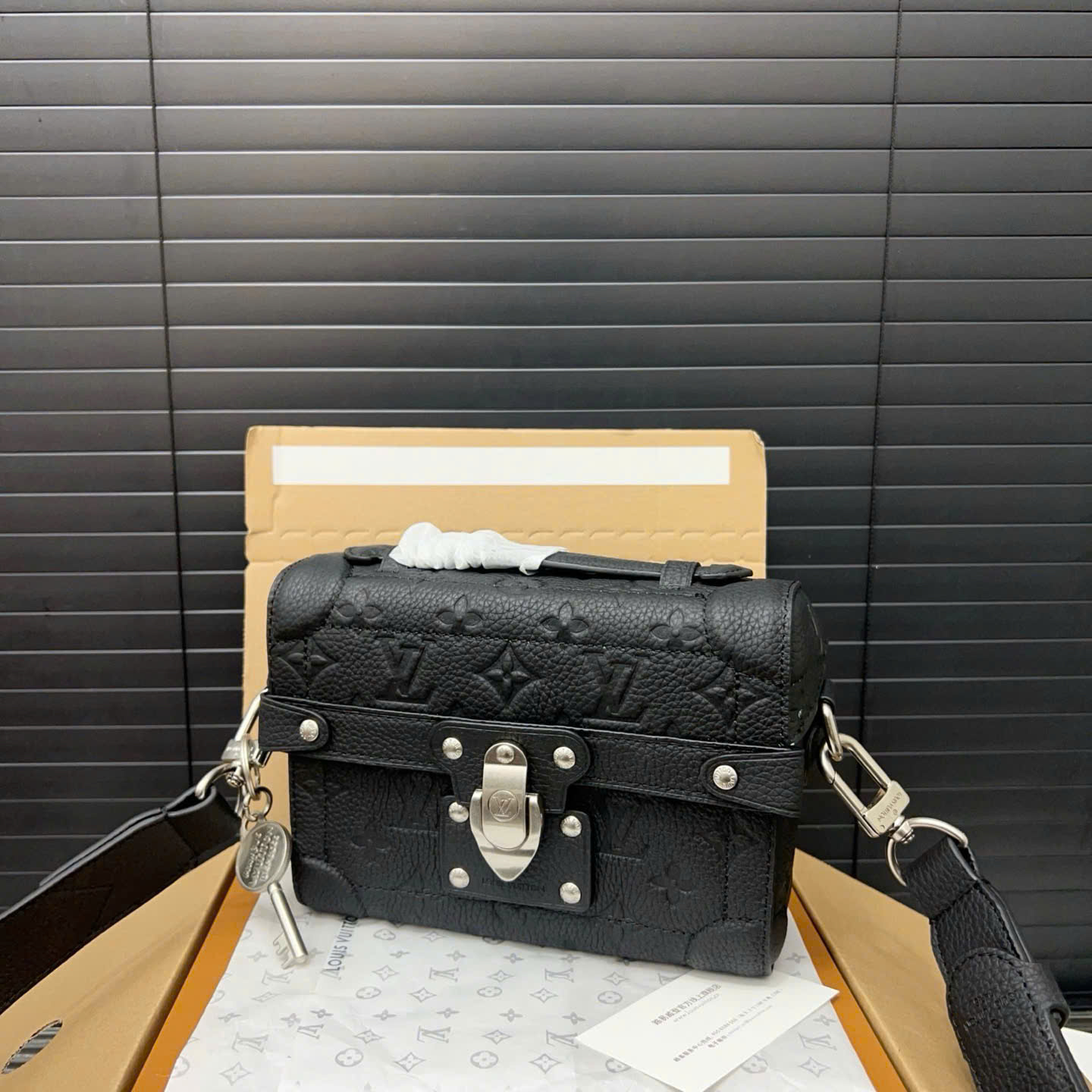 Túi đeo Louis Vuitton Soul Trunk