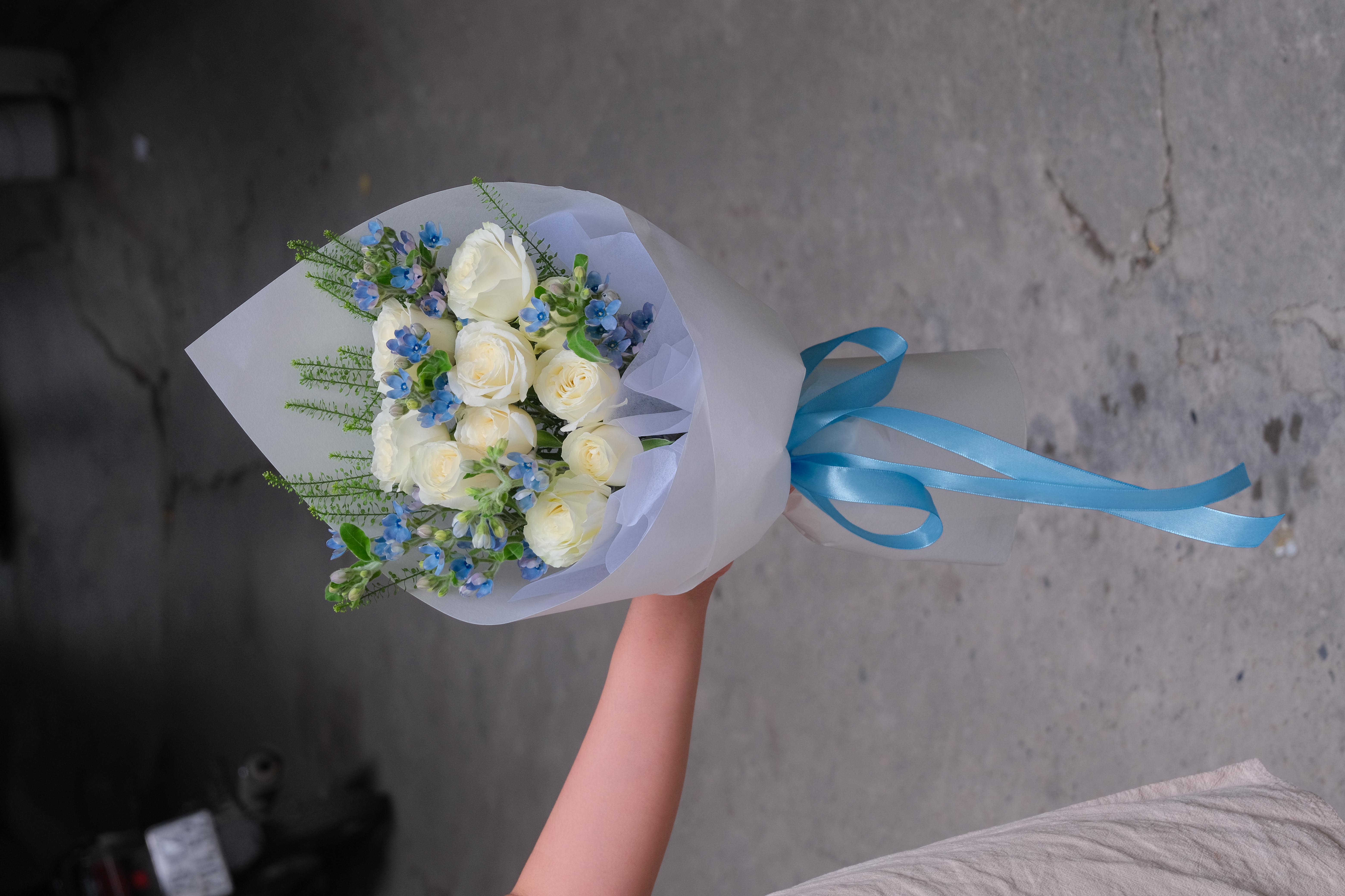 Bó hồng trắng mix sao xanh