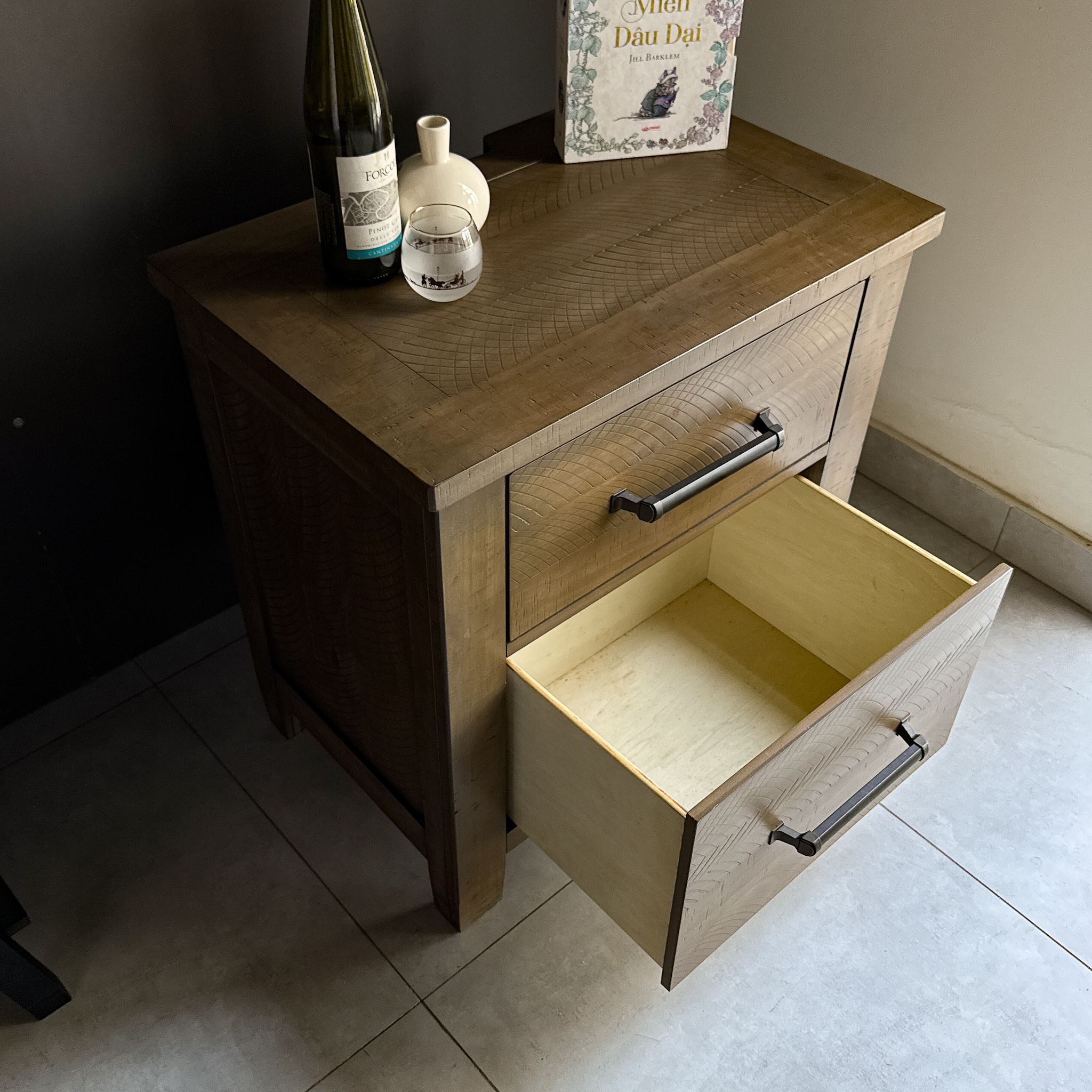TỦ TRANG TRÍ ASHLEY WOODLAND NIGHTSTAND trưng bày