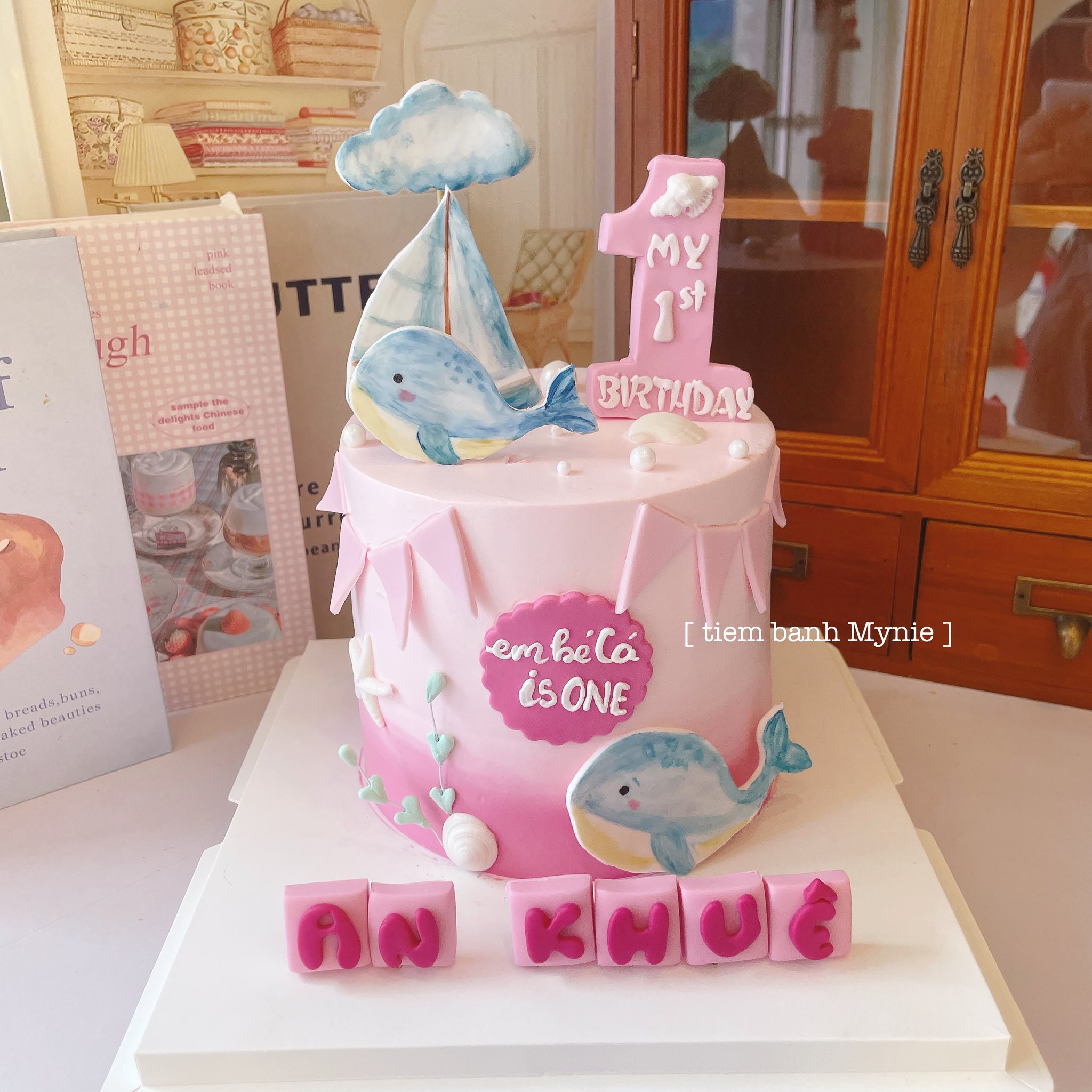 Bánh cho bé gái tone hồng chủ đề đại dương