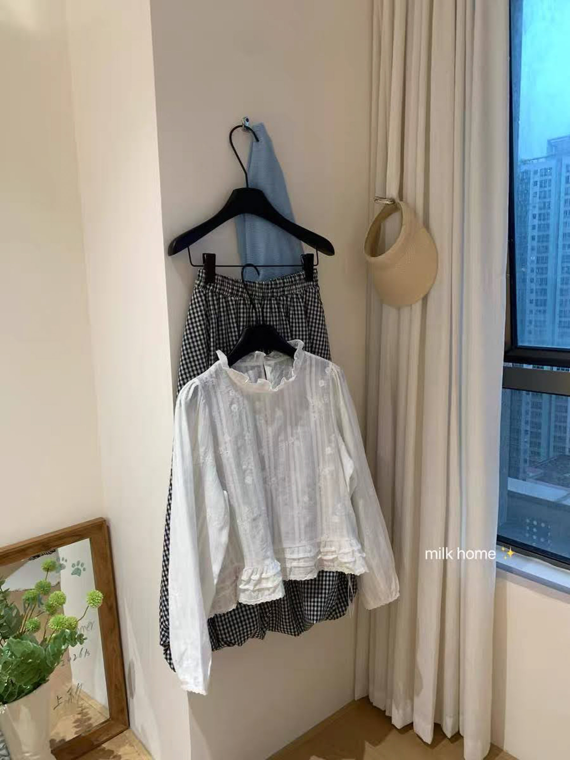 Áo sơ mi thô vải sọc hoa nhún cổ dựng, gấu xòe tầng dài tay_thumbnail_2