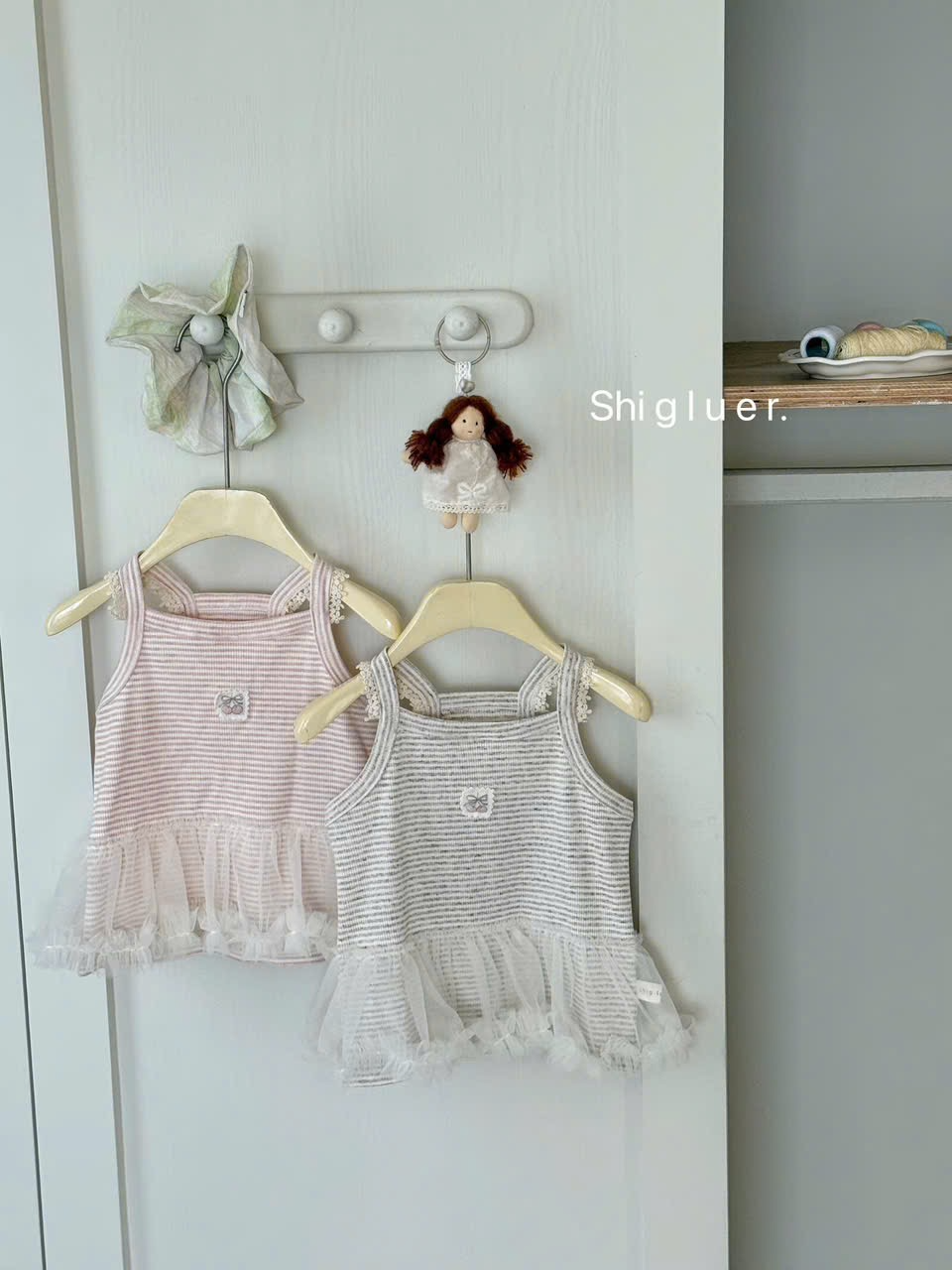 SG02 - Áo 2 dây kẻ hồng viền voan hãng SG