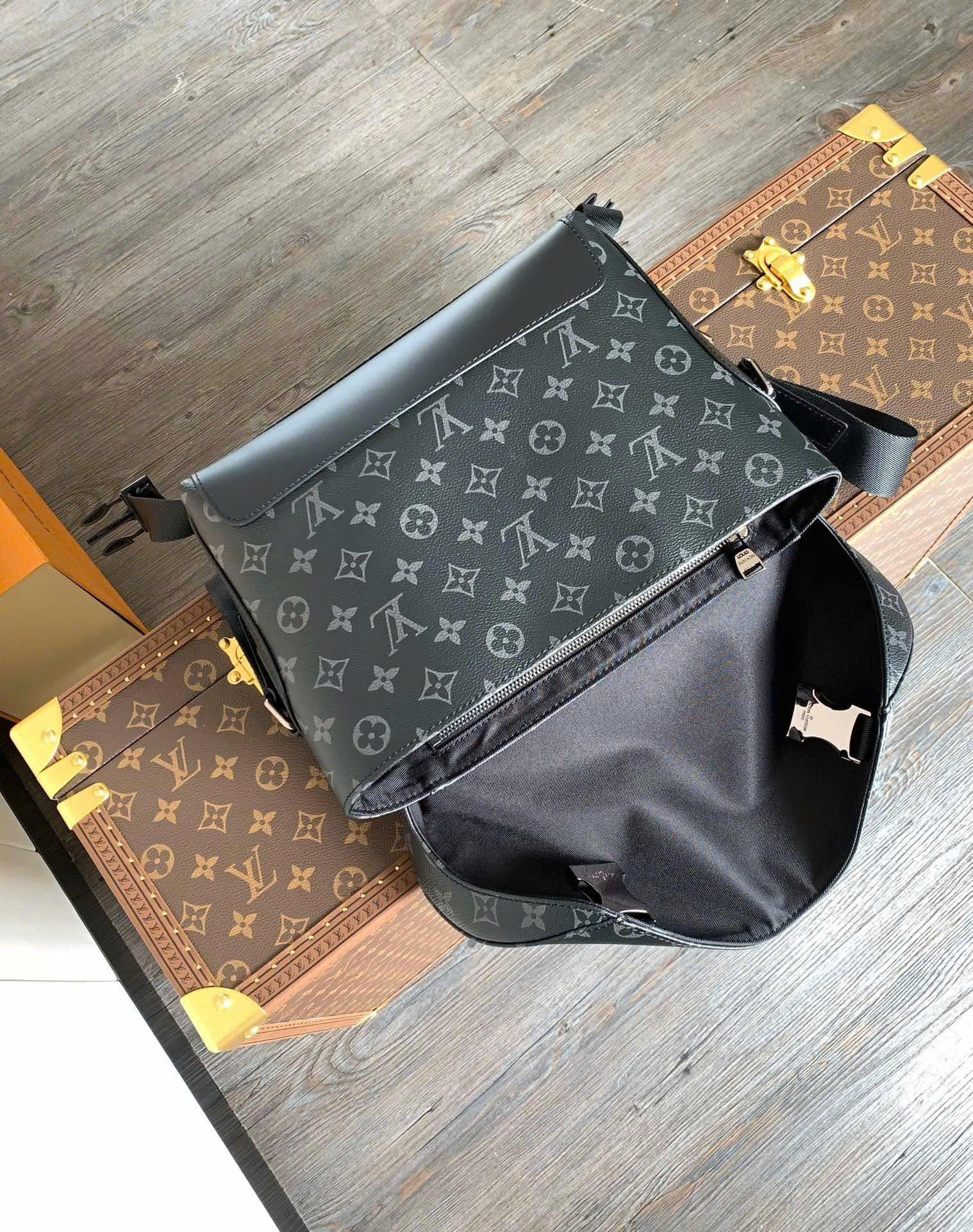 Túi đeo Louis Vuitton Messenger PM Voyager Monogram Eclipse_thumbnail_4