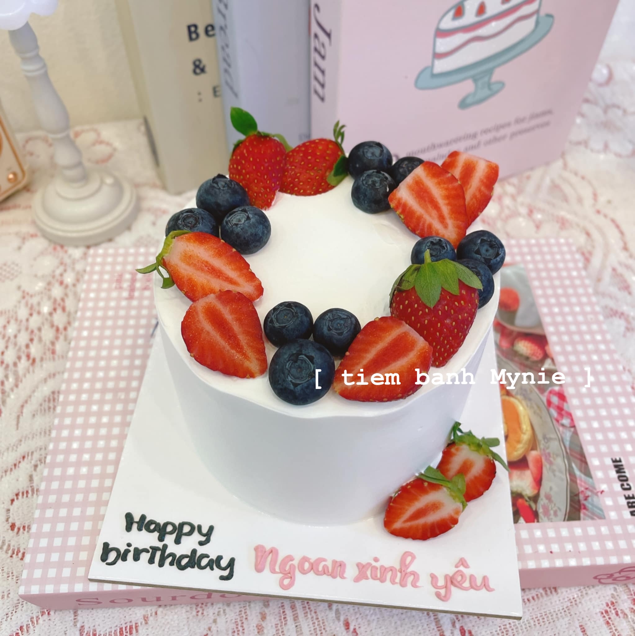 Bánh kem trang trí dâu tây mix việt quất TT0026