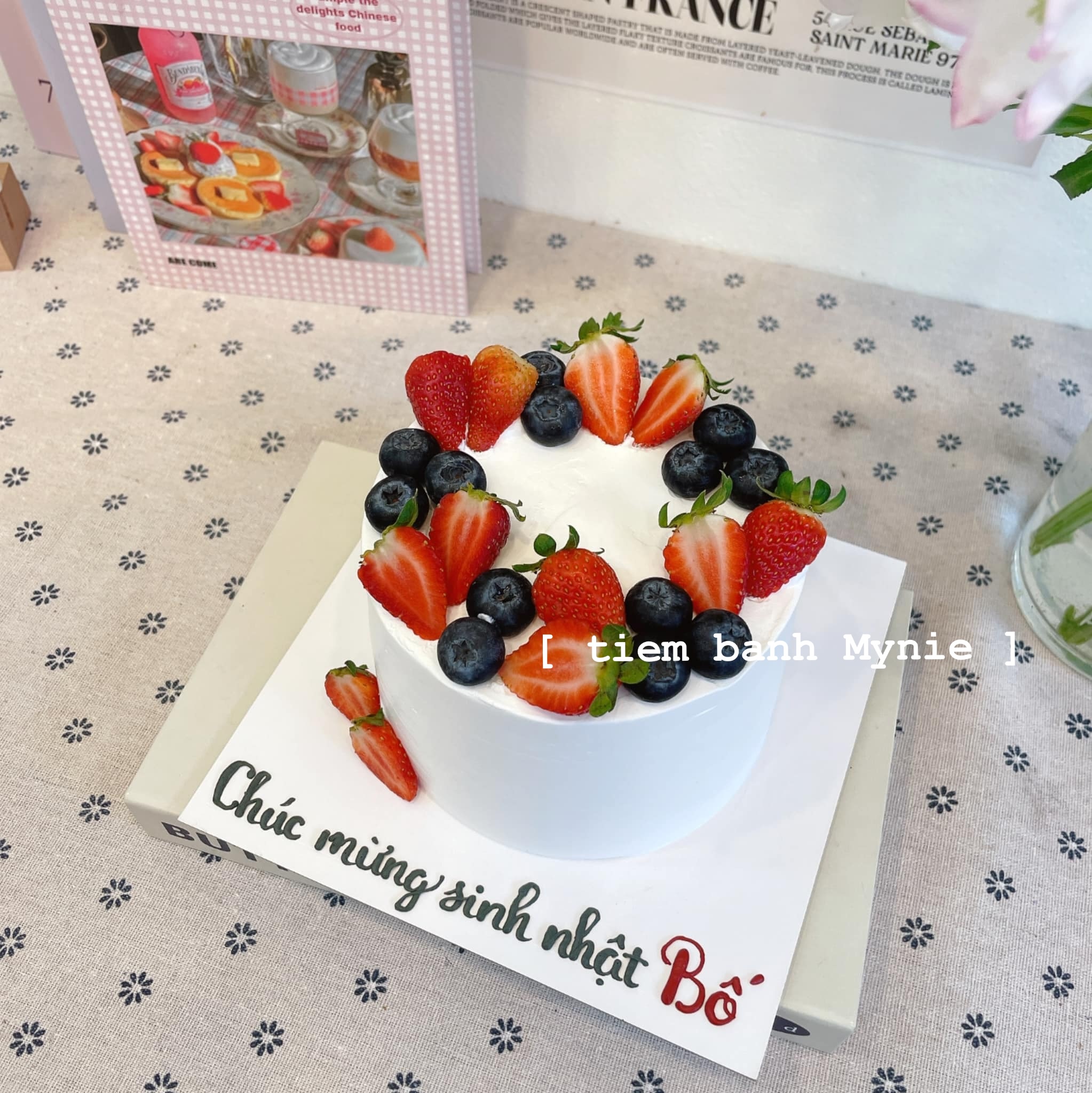 Bánh kem trang trí dâu tây mix việt quất TT0034