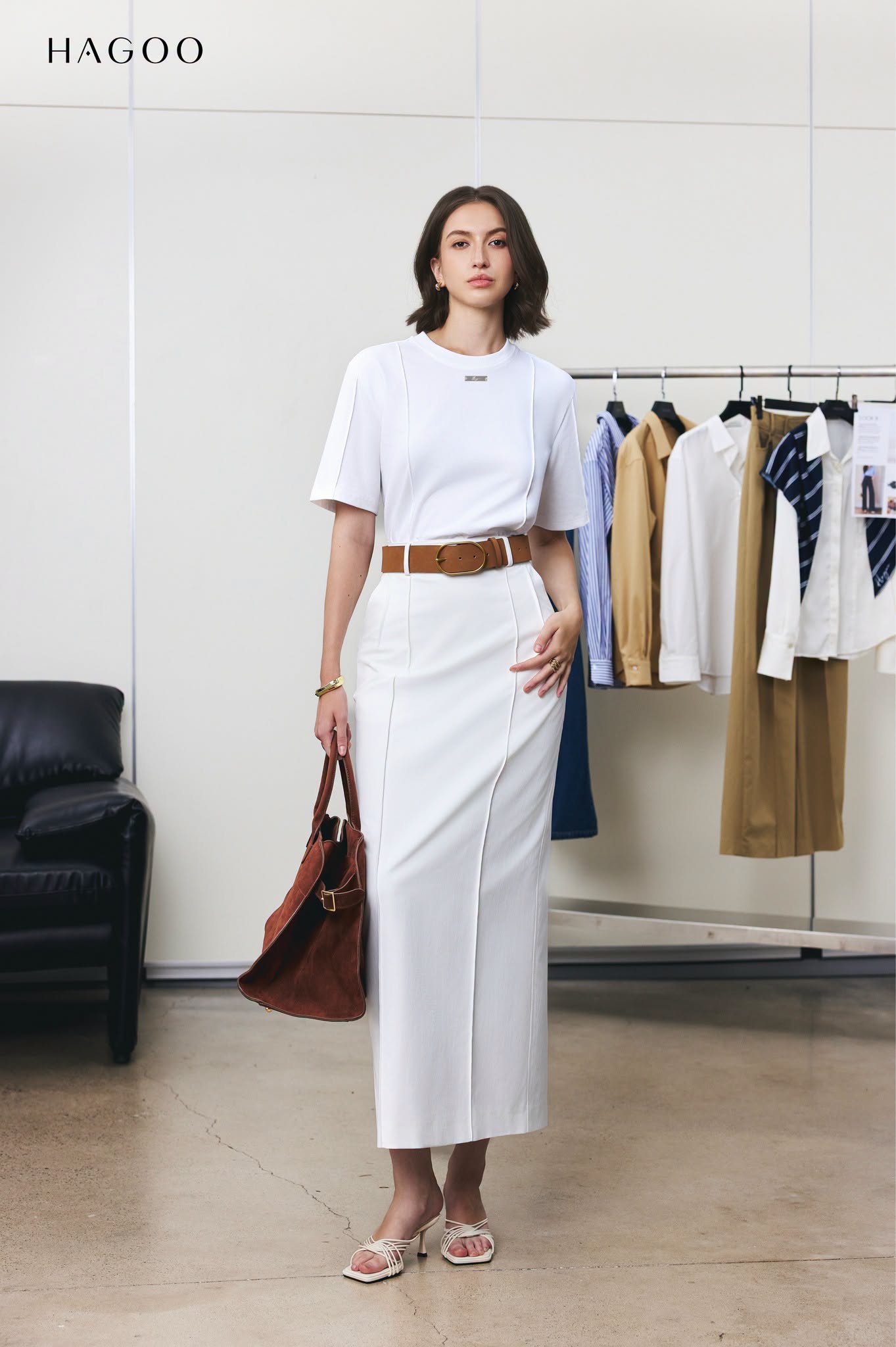 Short-sleeved T-shirt with buttoned cuffs