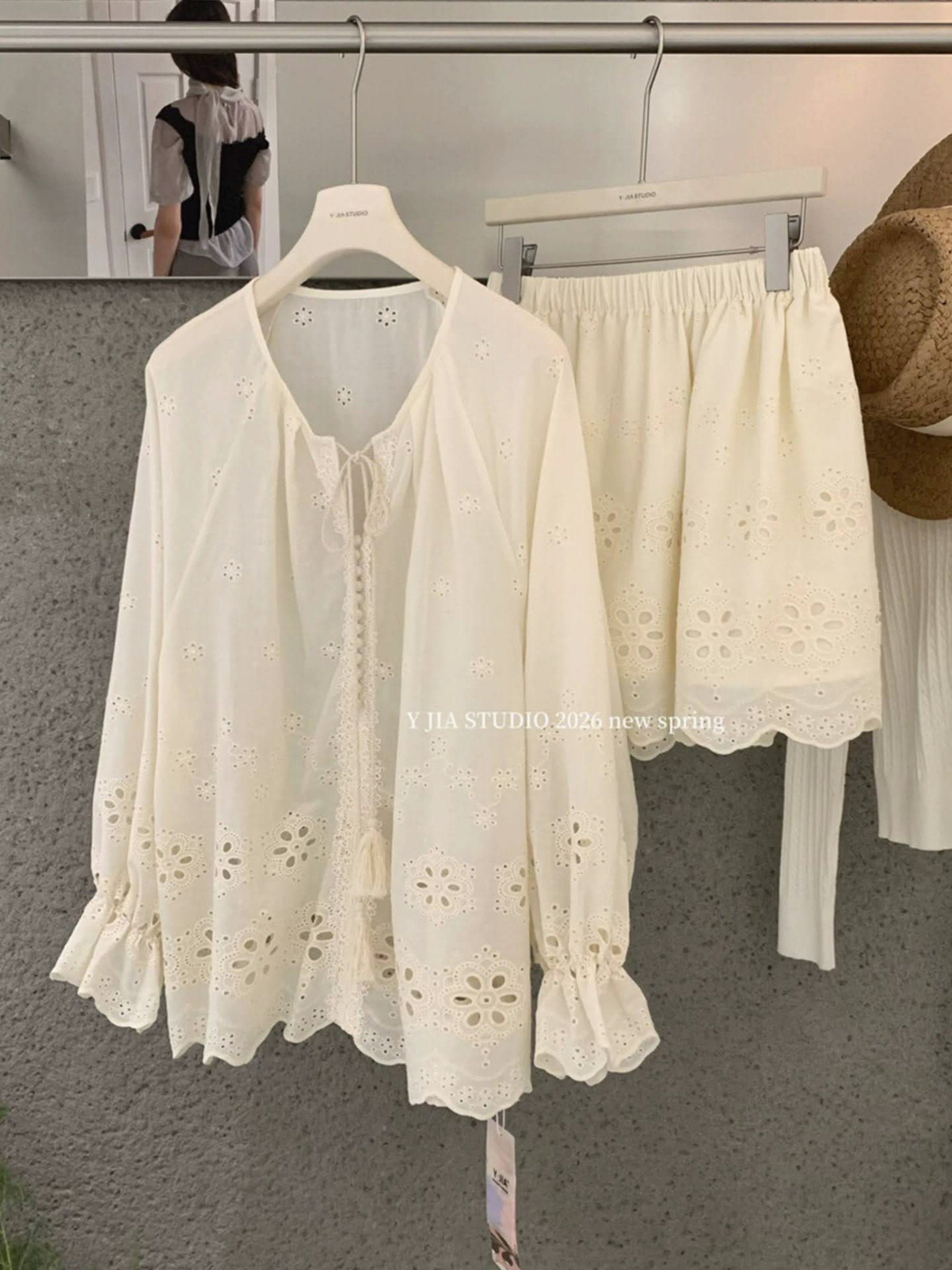 Set áo sơ mi dài tay thô thêu hoa dọc cúc bọc buộc nơ cổ, chun tay + chân váy xòe A dáng ngắn