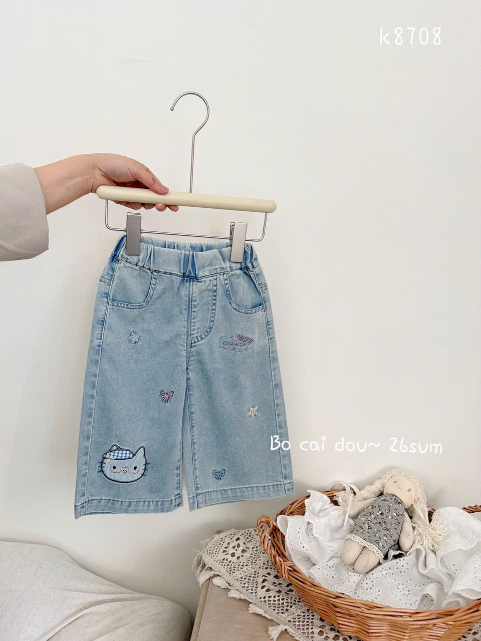 BD07 - Quần bò ống xuông thêu kitty hãng BD