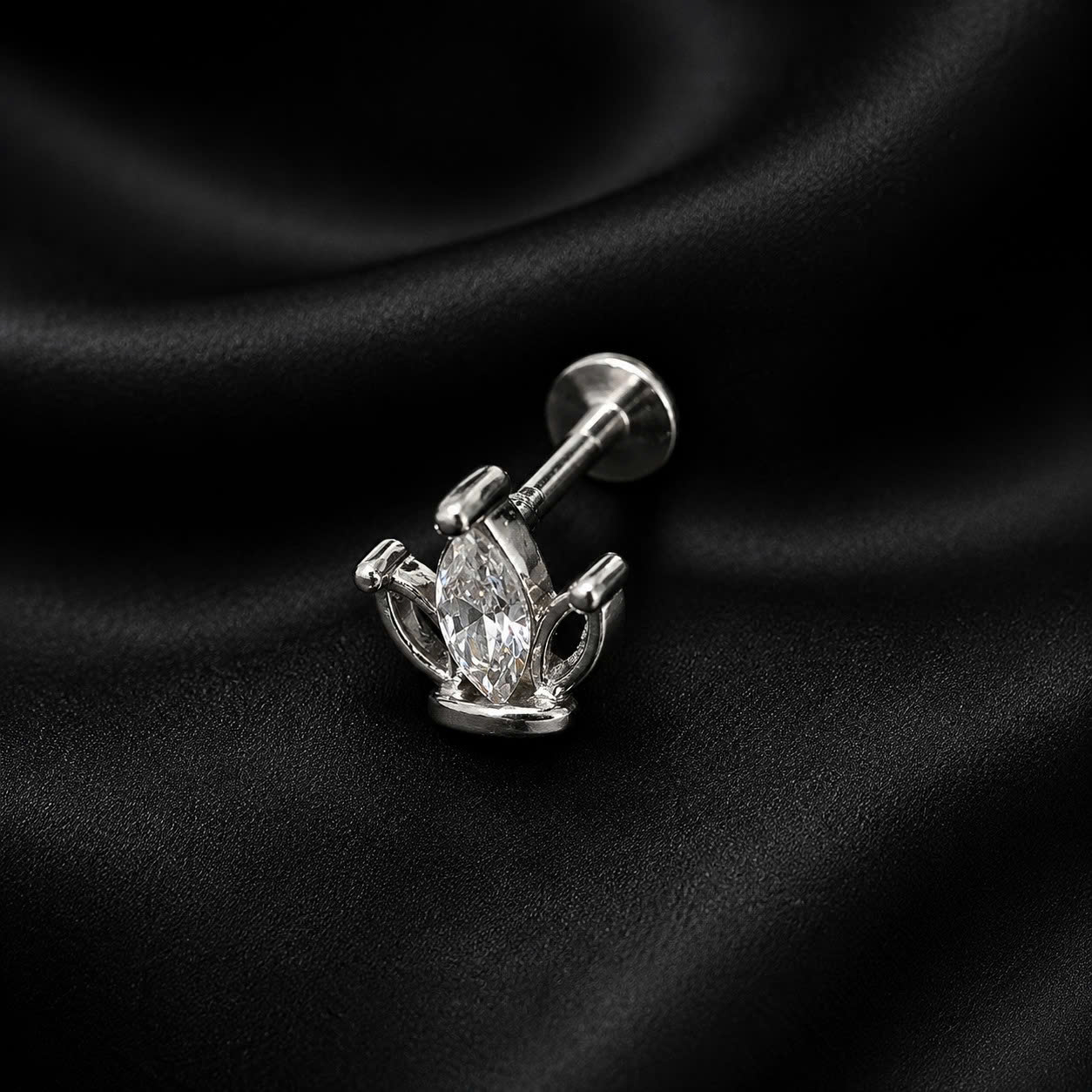 khuyên kiểu ba lá thân titan charm hợp kim đít dẹt._thumbnail_1