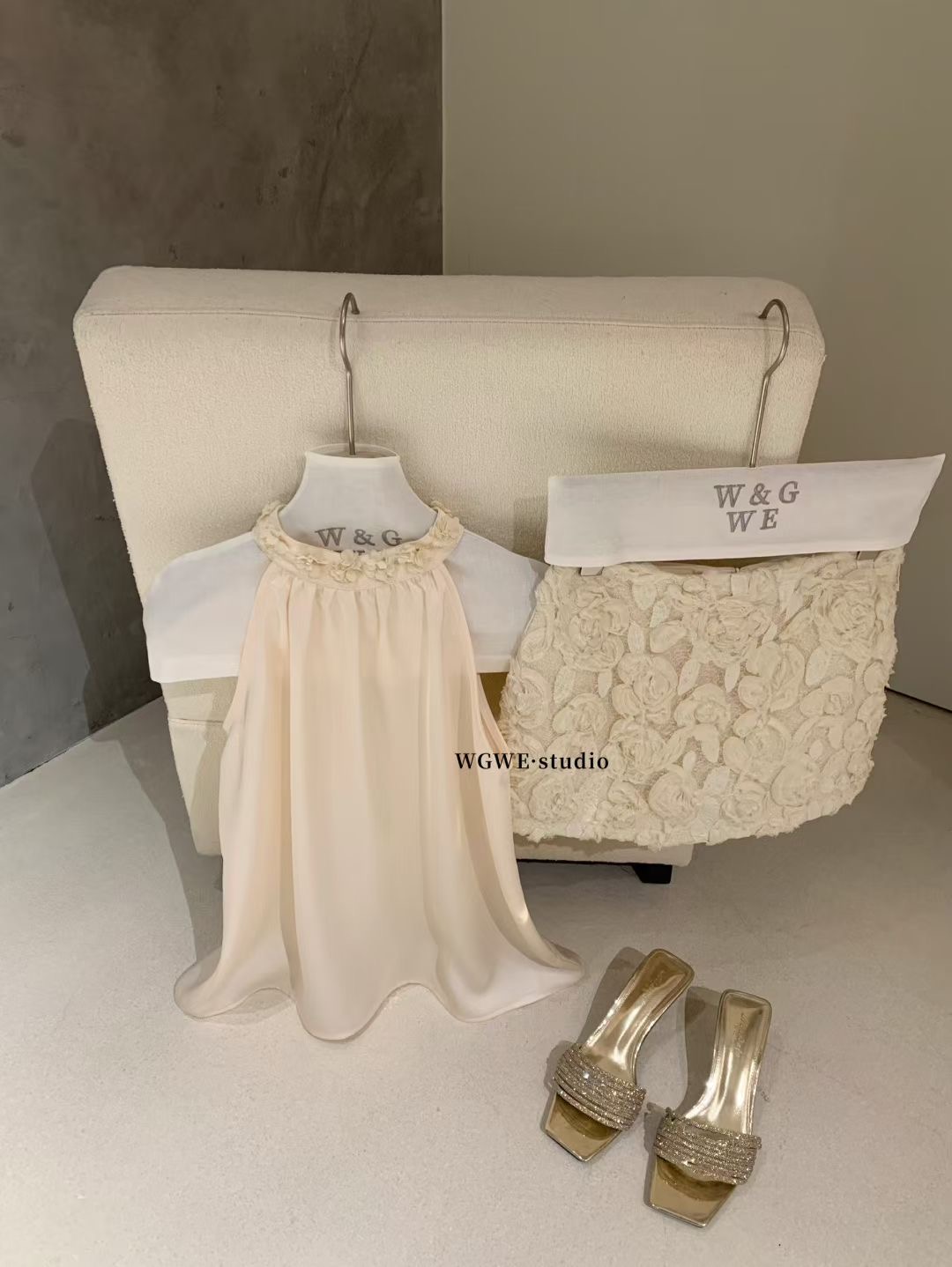 Set áo sơ mi yếm cổ dựng đính hoa + chân váy xòe A dáng ngắn hoa nổi WGWE