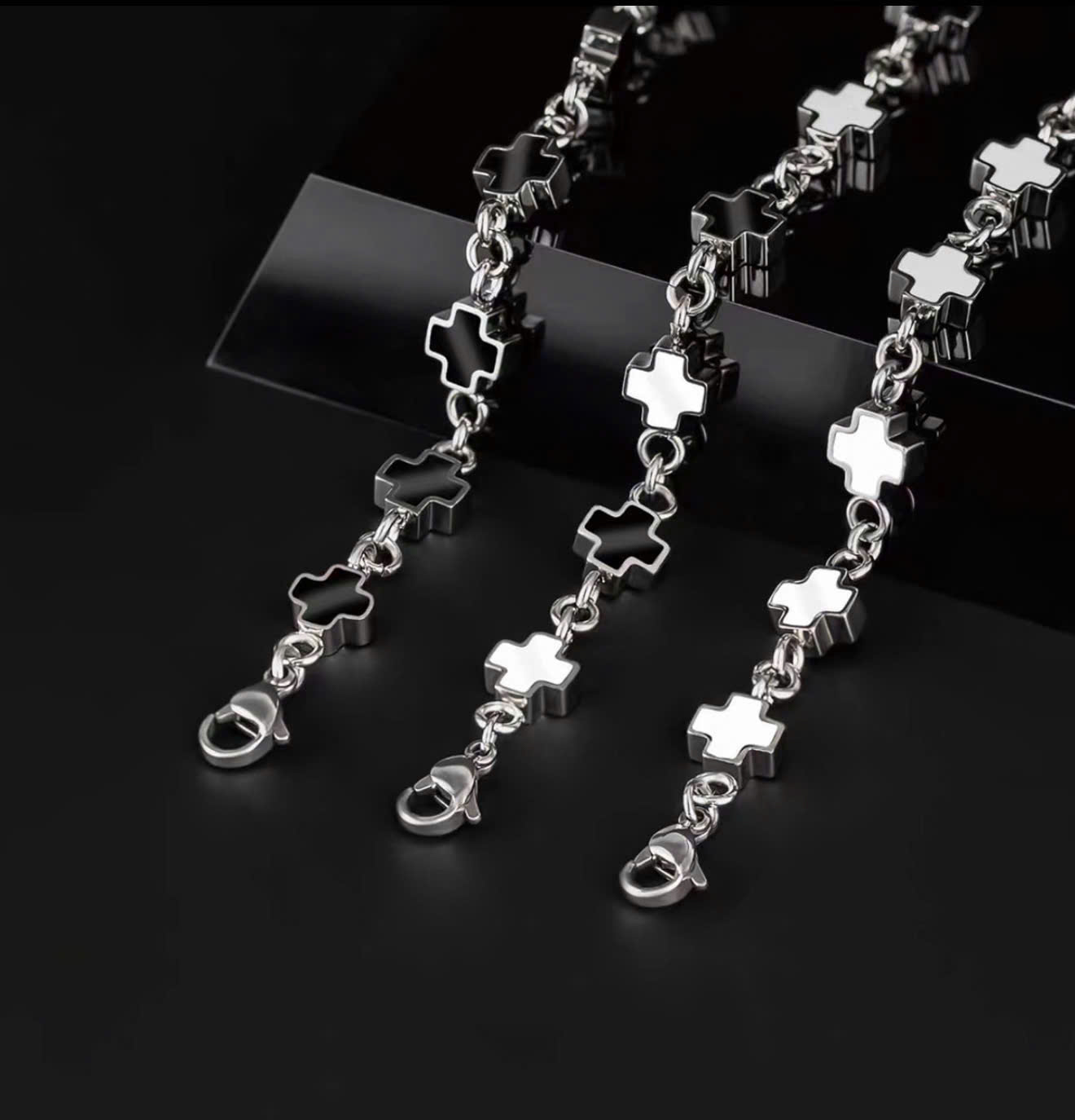 Noir Cross_thumbnail_2