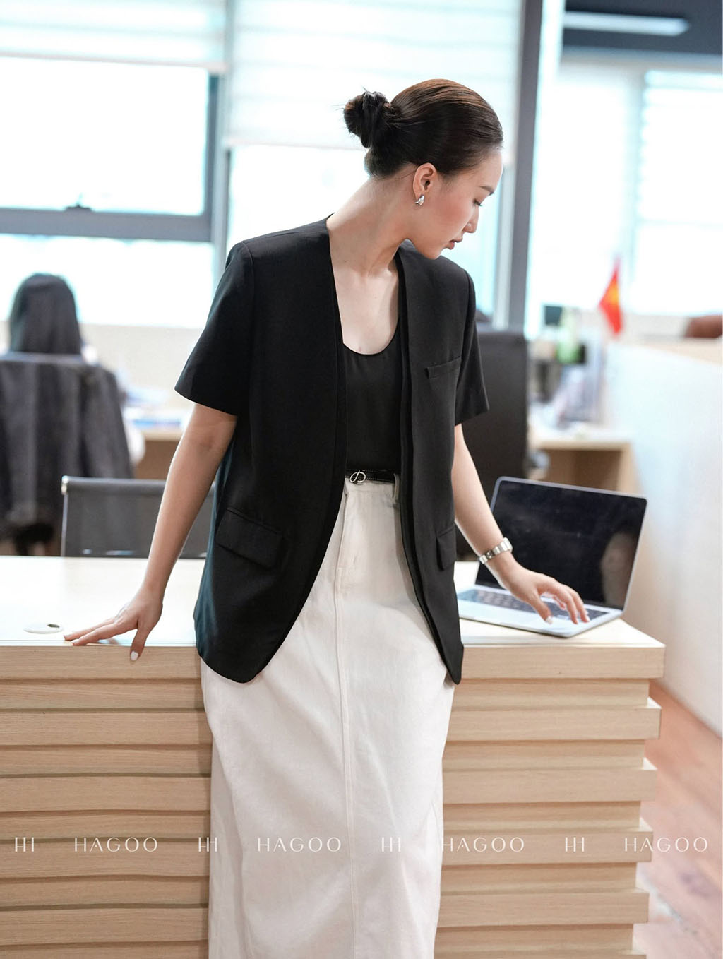 Chi tiết hai tà phía trước tạo nên cấu trúc thú vị cho tổng thể