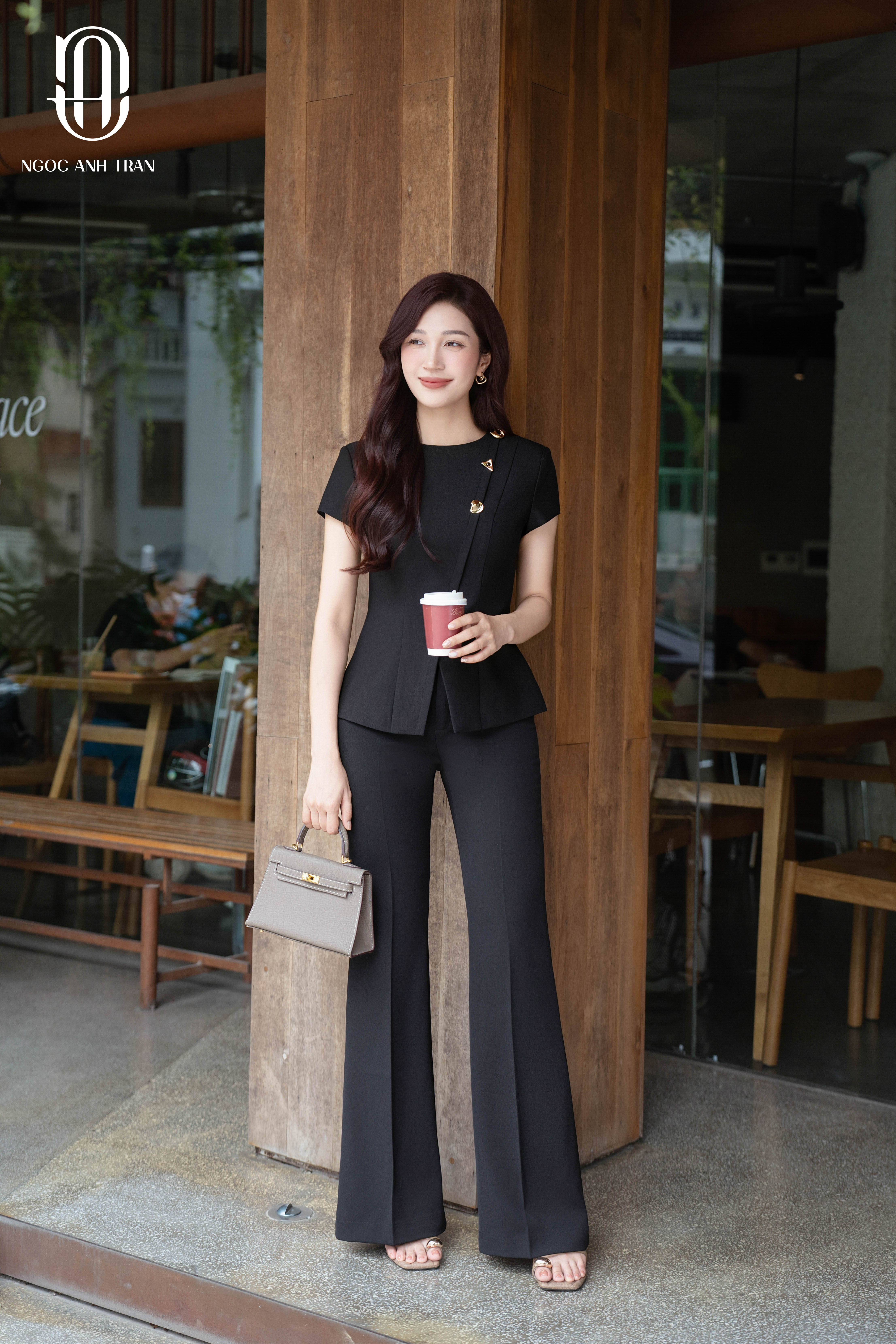 A281 - Áo kiểu đen xẻ thân cúc kim loại
