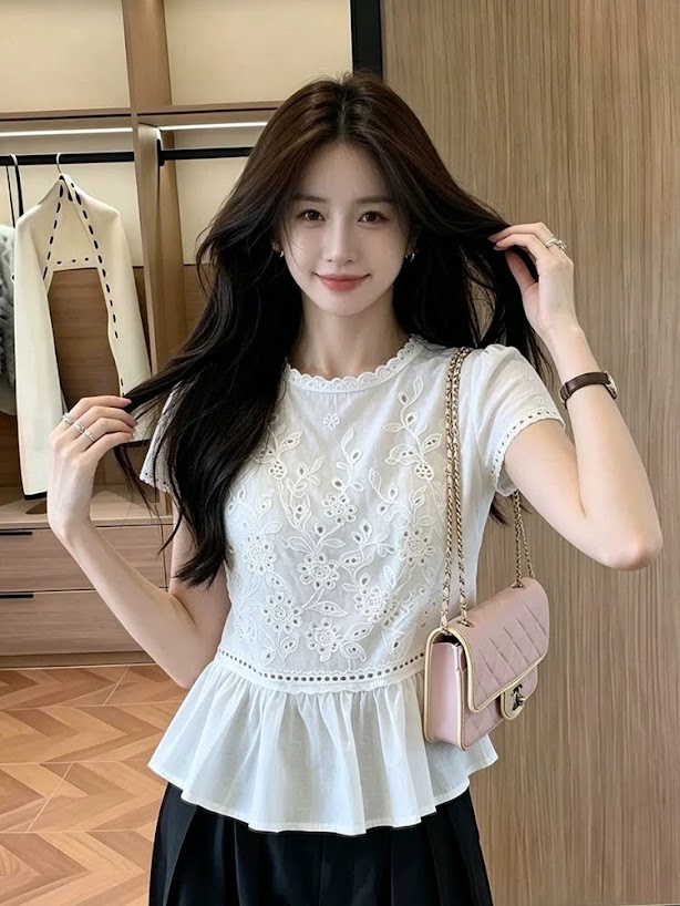 Áo sơ mi thô thêu dáng chui cổ tròn cộc tay viền ren phối ren ngực, nối gấu xòe