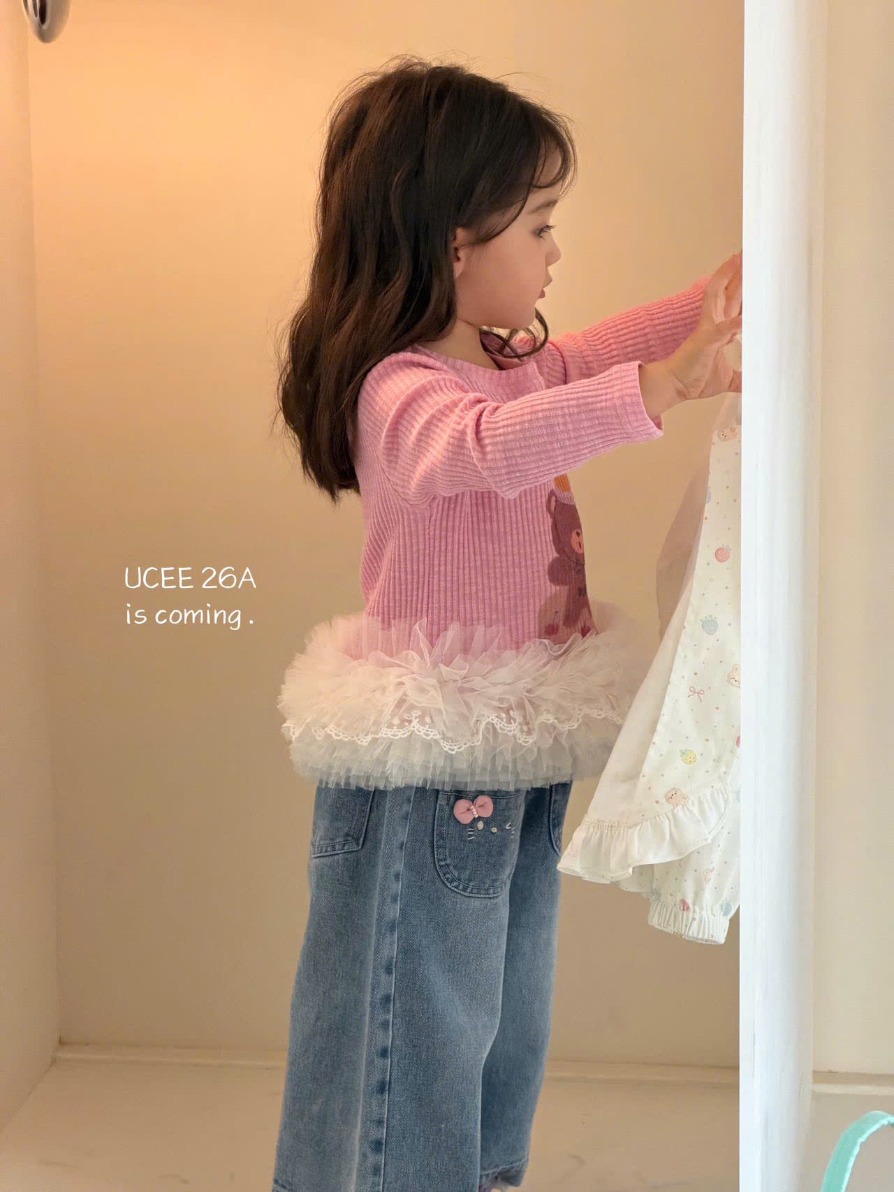 UC64 - Áo dài tay bo gân in hình gấu phối bèo ren màu hồng hãng UCEE 278125 (Sz90-130)_thumbnail_2