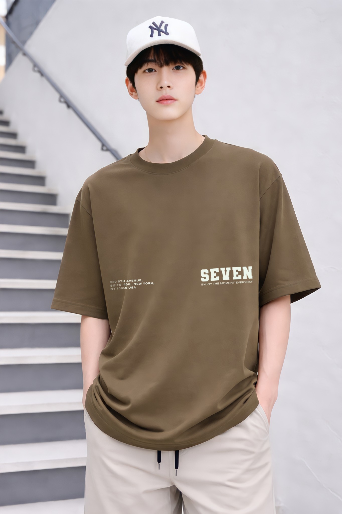 Áo phông bé trai dáng rộng màu nâu in chữ