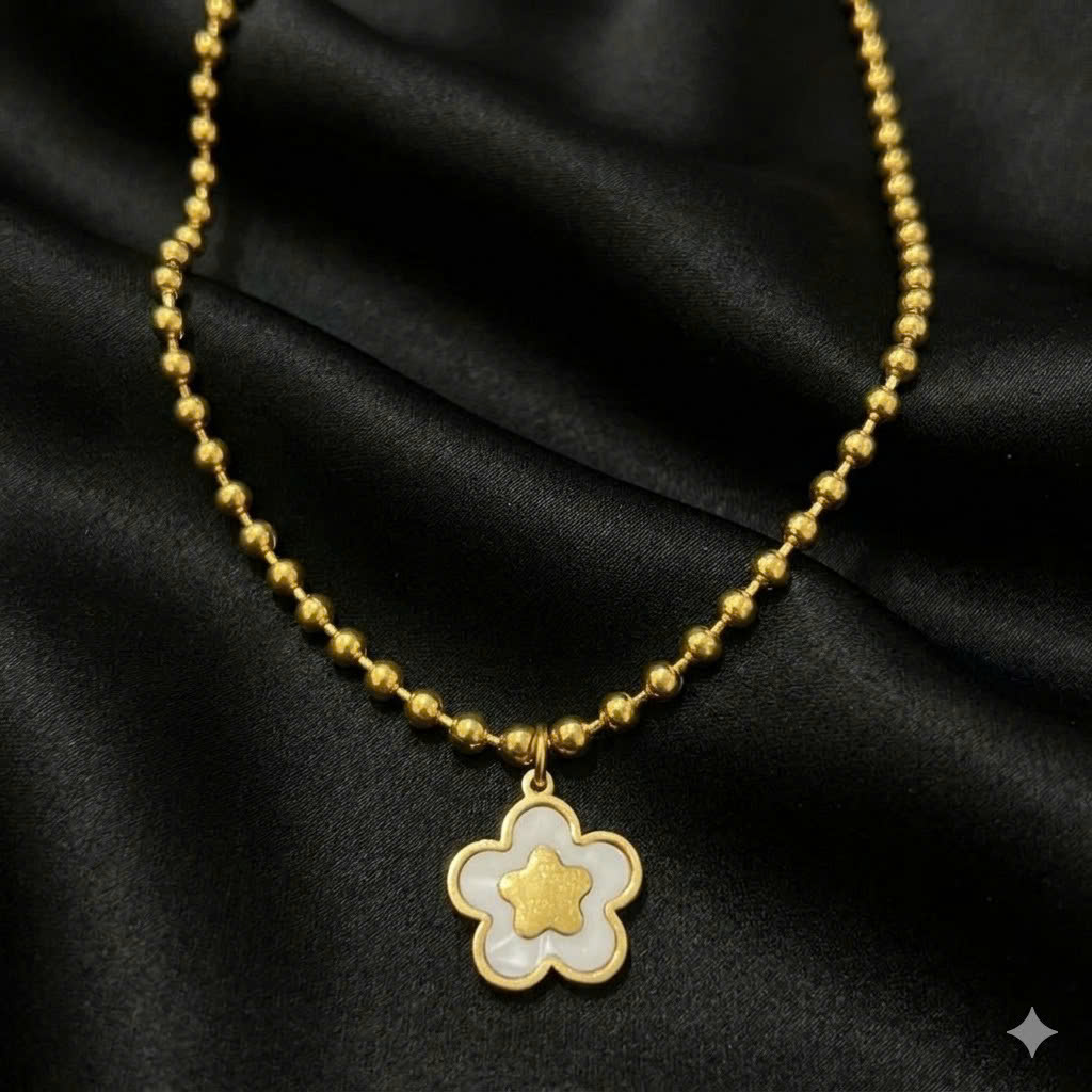 vòng tay titan vàng xích bi trơn charm hoa trắng xà cừ năm cánh nhuỵ vàng_thumbnail_2