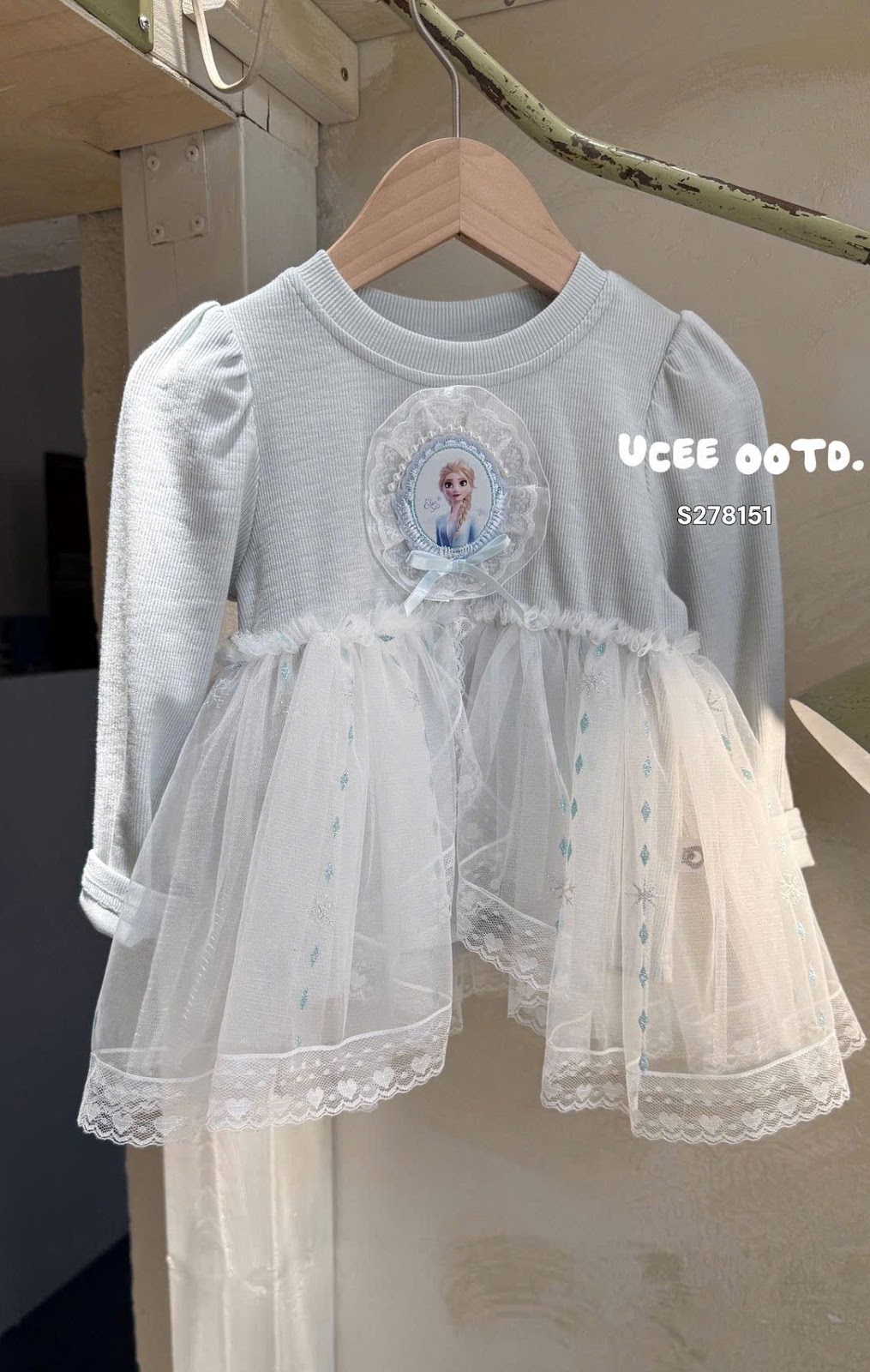 UC67 - Áo dài tay bo gân phối tùng voan ren in hình Elsa xanh nhạt hãng UCEE 278151 (Sz90-140)_thumbnail_0