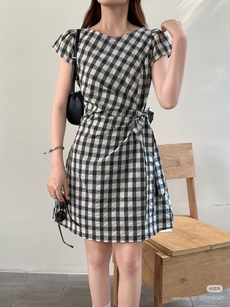 Lucas - Váy cổ tròn cộc tay rúm lệch eo dáng ngắn_thumbnail_3