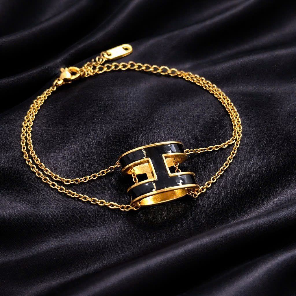 vòng tay titan vàng xích charm chữ H đen