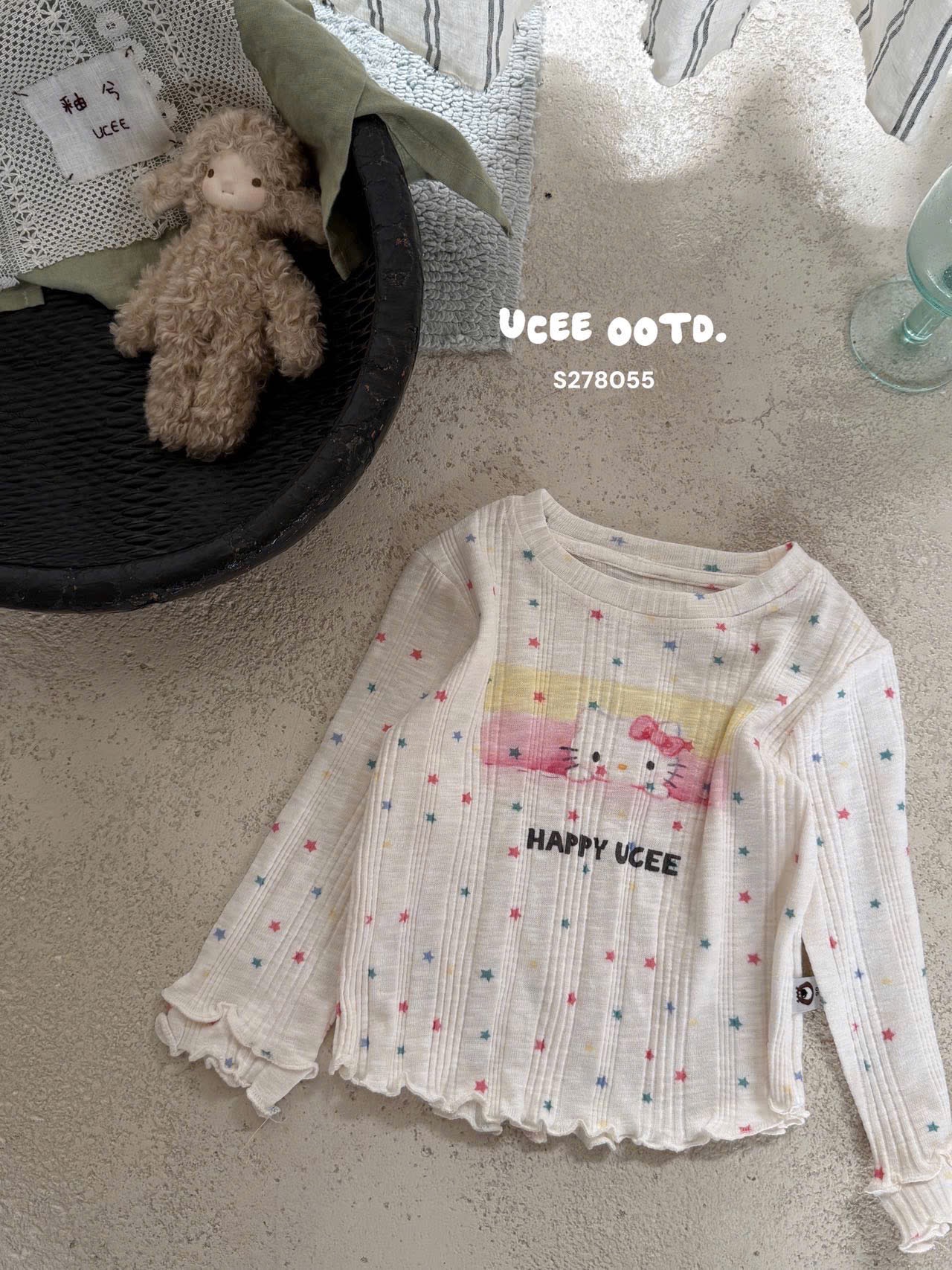 UC43 - Áo thun màu kem hoạ tiết chấm bi UCEE 278055