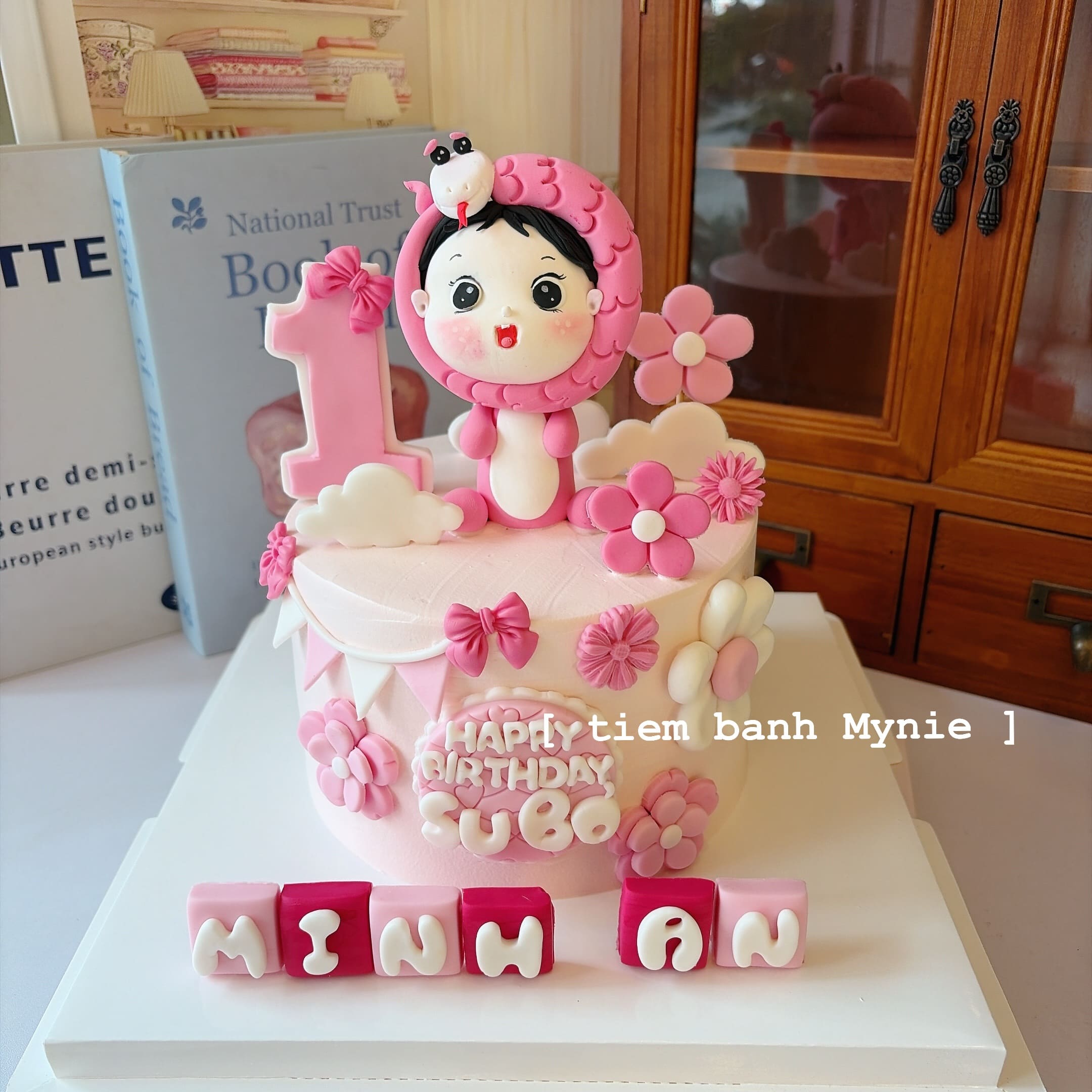 Bánh thôi nôi bé gái tuổi rắn tone hồng