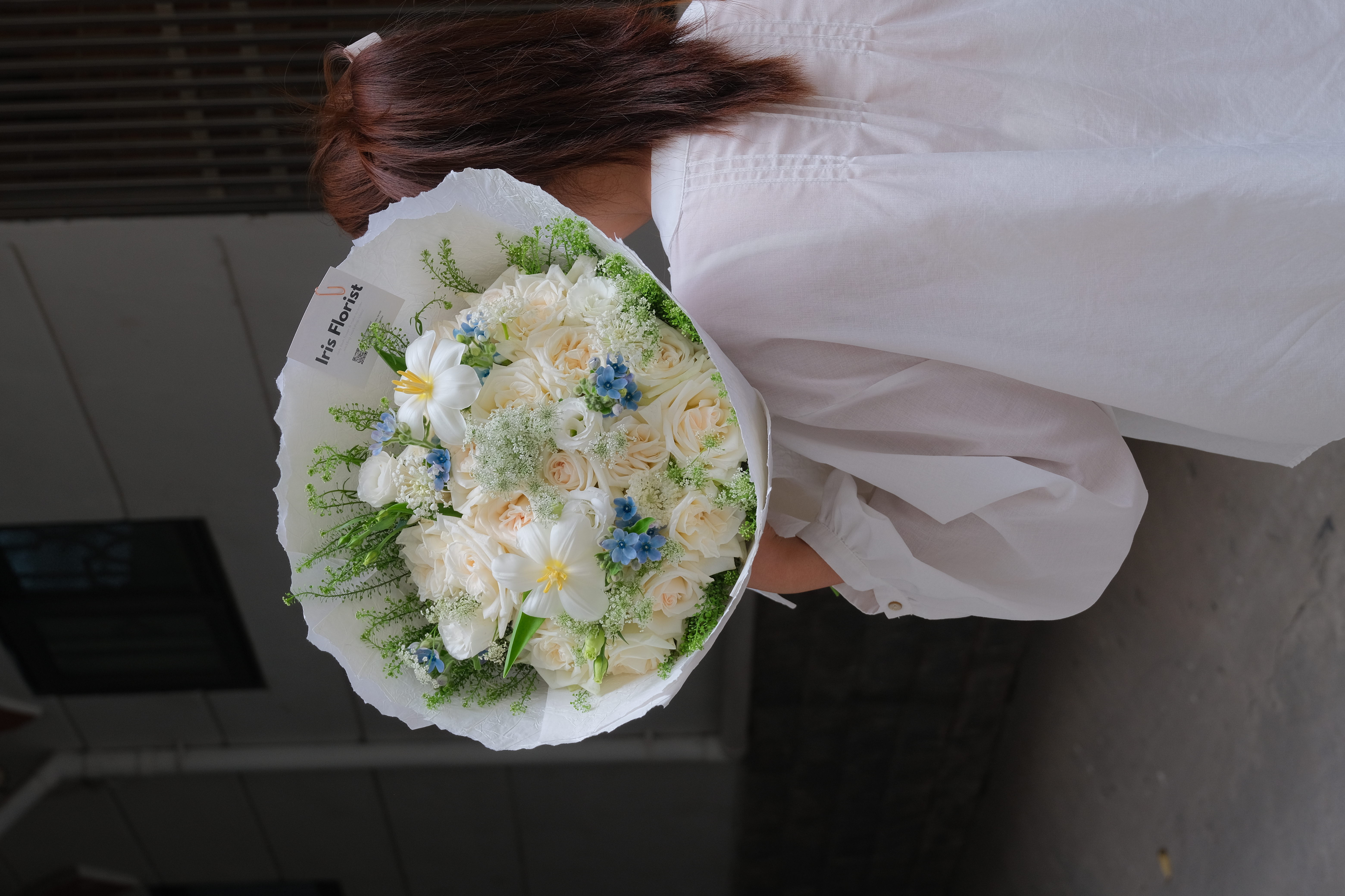 Bó hồng Ohara trắng mix sao xanh, hoa ren