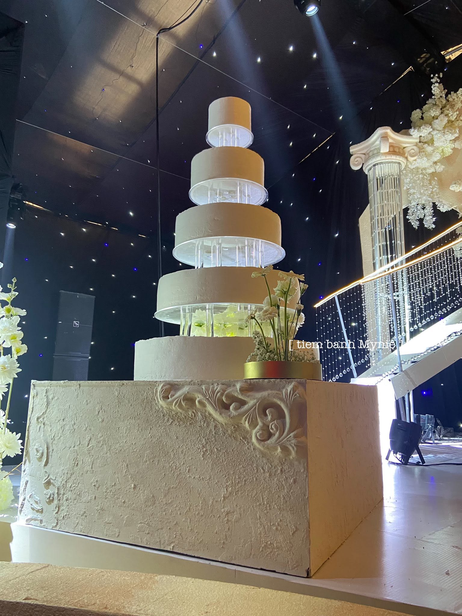 Bánh kem cưới nhiều tầng trang trí theo yêu cầu