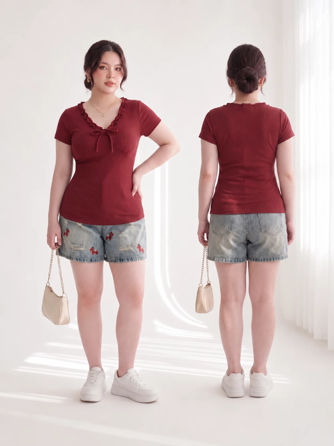 Người mẫu mặc áo thun cổ tim nhún bèo phối nơ bigsize đỏ đô V-AK118 ở mặt trước và mặt sau