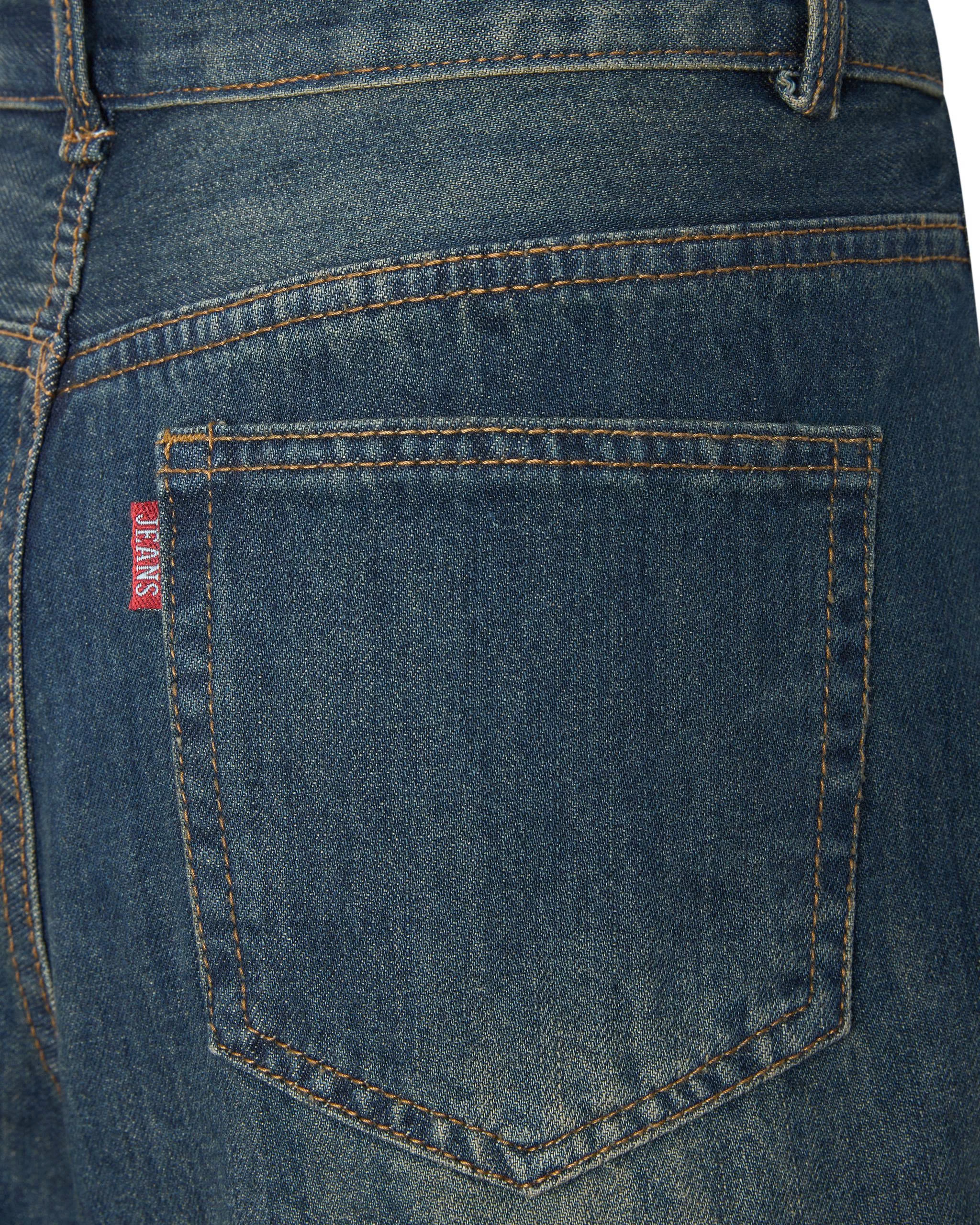 Cận túi sau và bề mặt jean xanh đậm của quần QSJ67