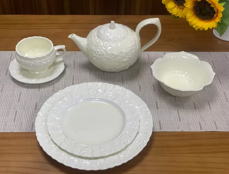 Product image - Ivory Petal Dnnerware