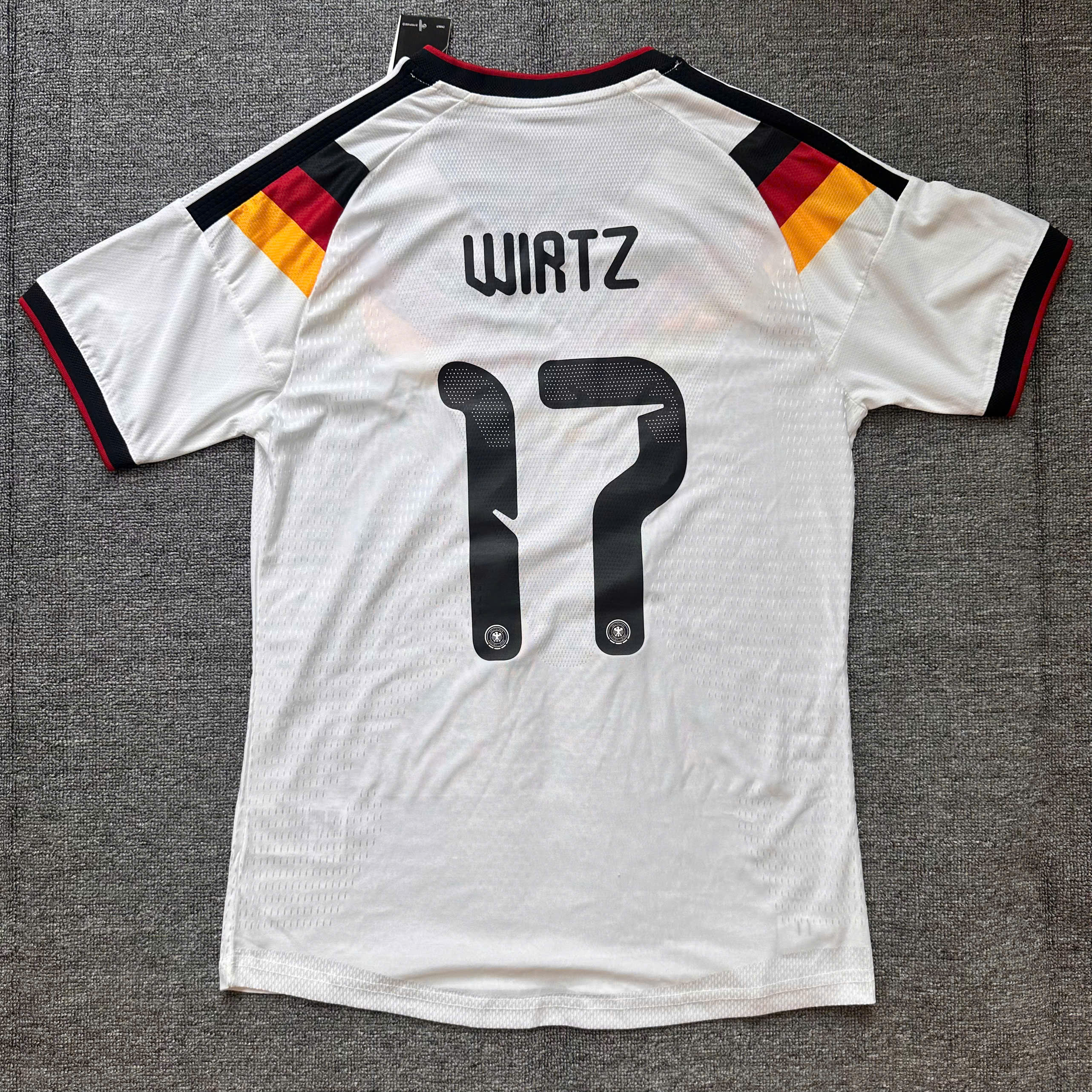 SALE 32 - Size: S