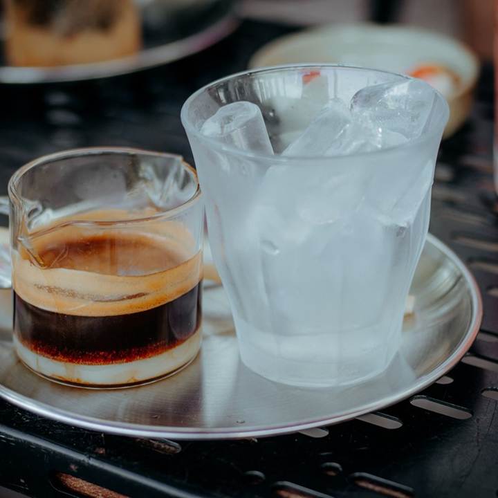 Cà Phê Đen Đá Hay Sữa Đá: Lựa Chọn Nào Tốt Cho Bạn?