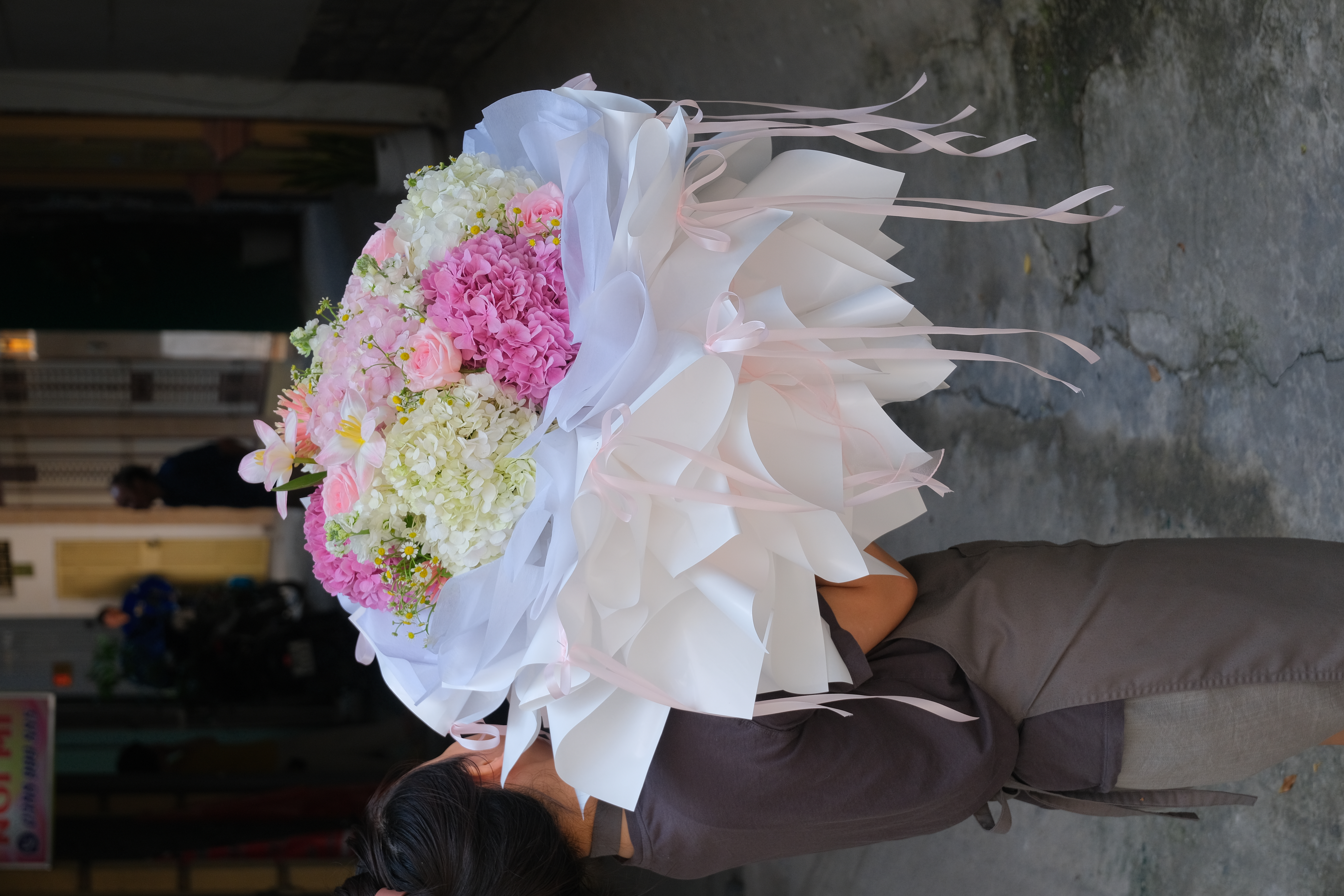 Bó hoa tú cầu Hồng/ Trắng mix cùng hoa phụ - Size XL_thumbnail_3