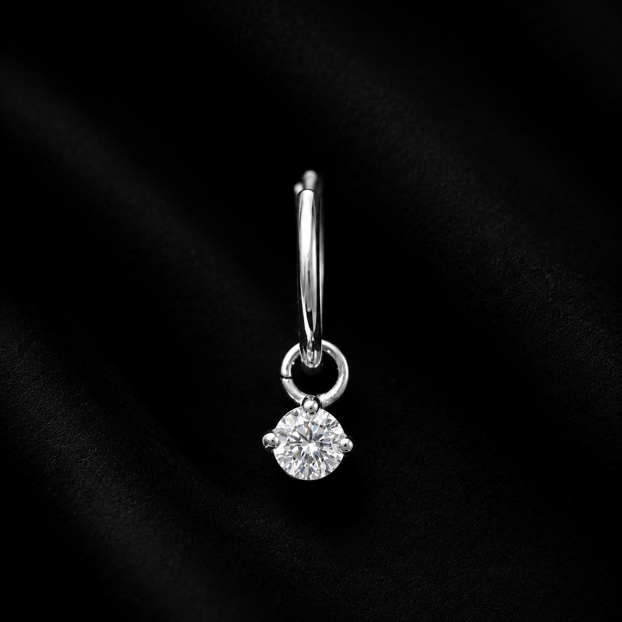 Khuyên vòng kiểu titan trơn rơi đá tròn trắng 8mm.