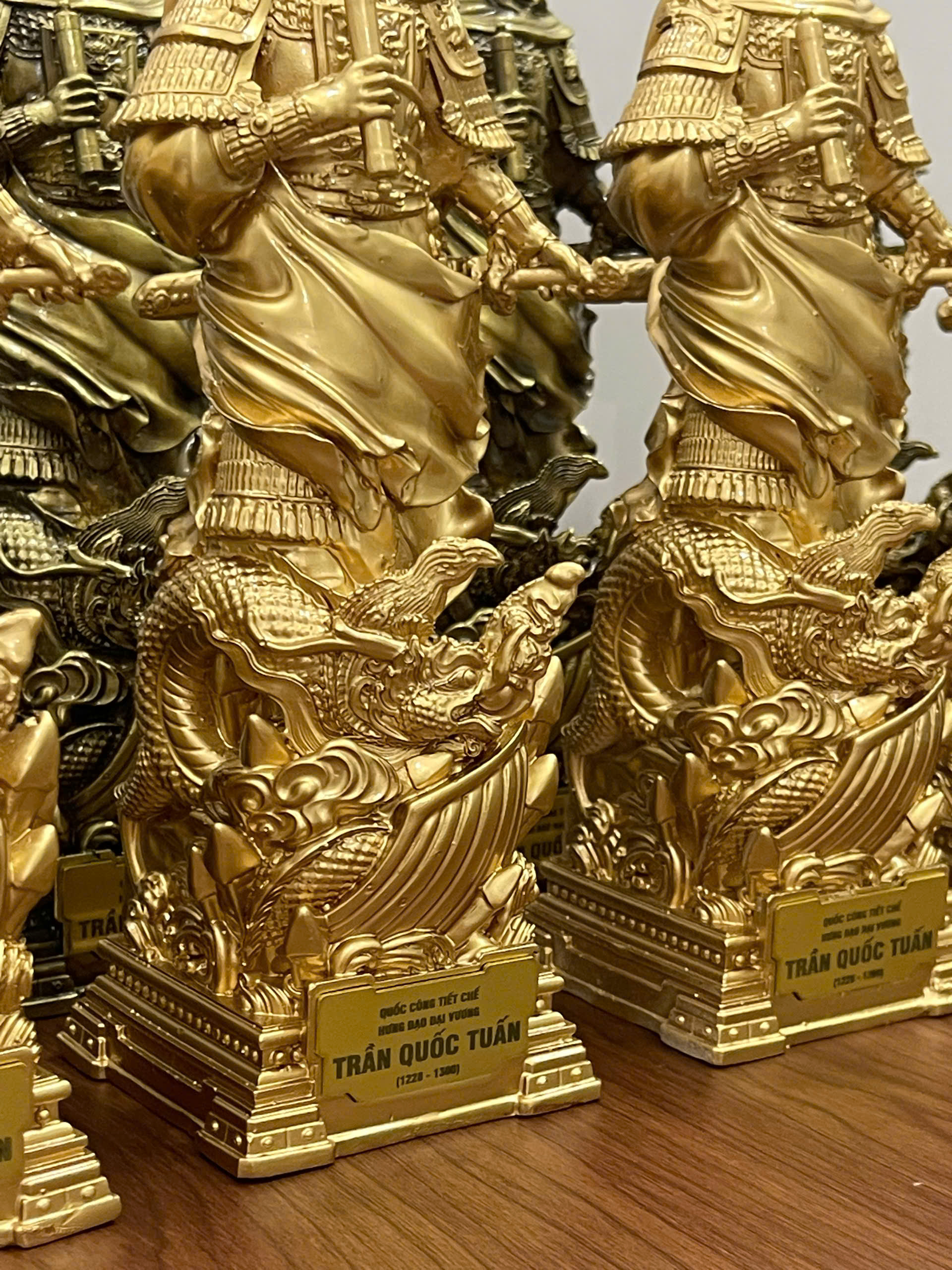 Tượng Hưng Đạo Đại Vương Trần Quốc Tuấn Màu Vàng Cao 42cm_thumbnail_1
