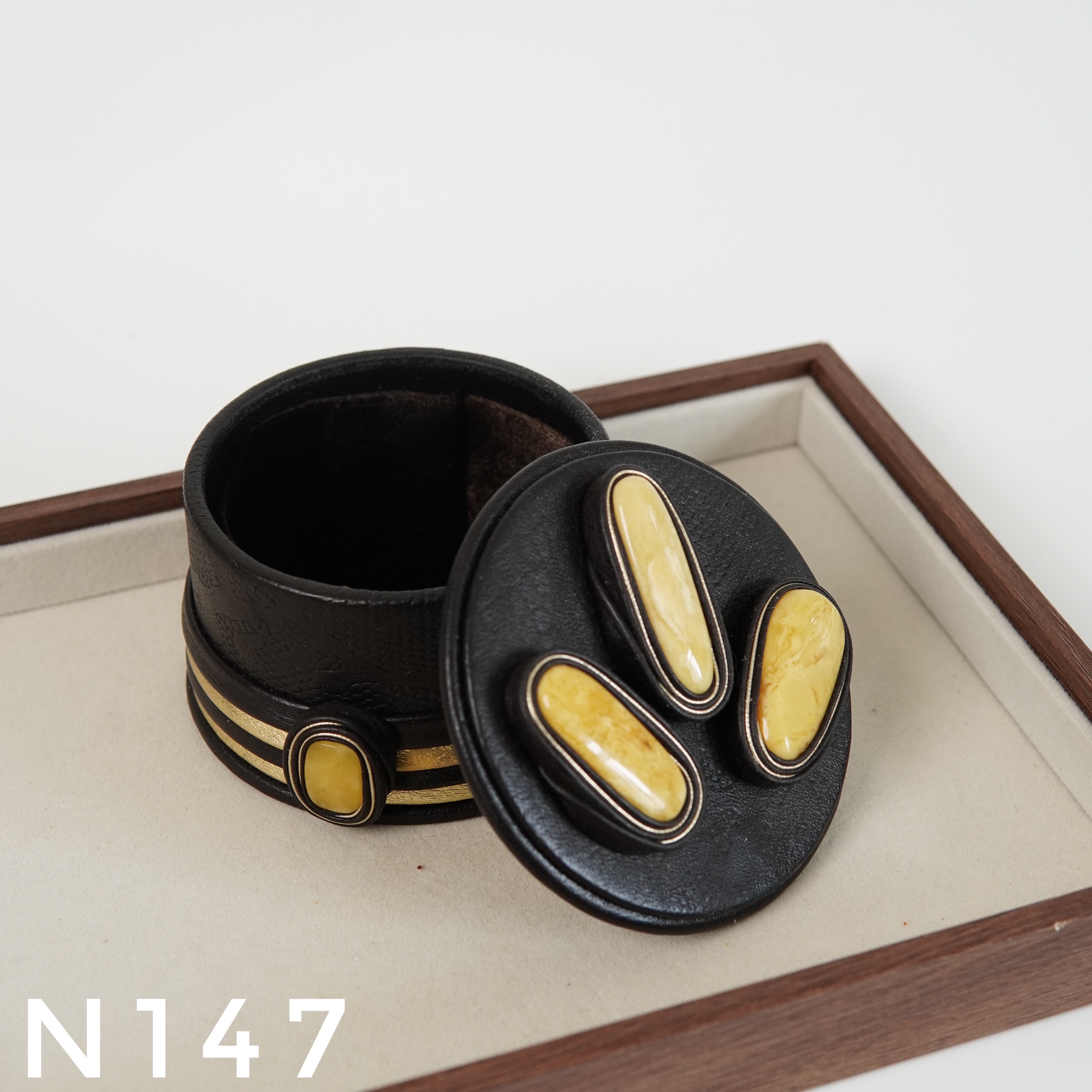 Hộp Đựng Trang Sức Tròn Đính Hổ Phách – N147_thumbnail_3