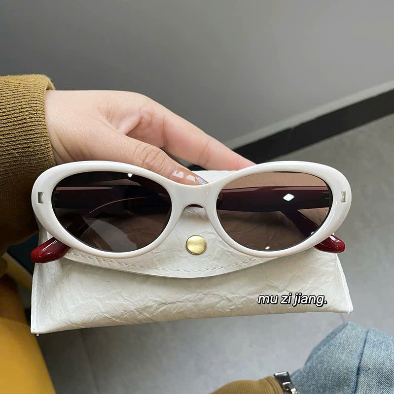 Mắt kính nhựa gọng kem đỏ.