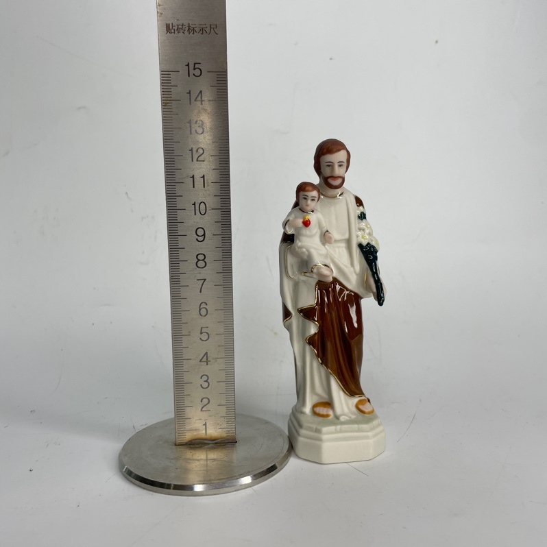 Tượng sứ Thánh Giuse bế Chúa 13cm NÂU