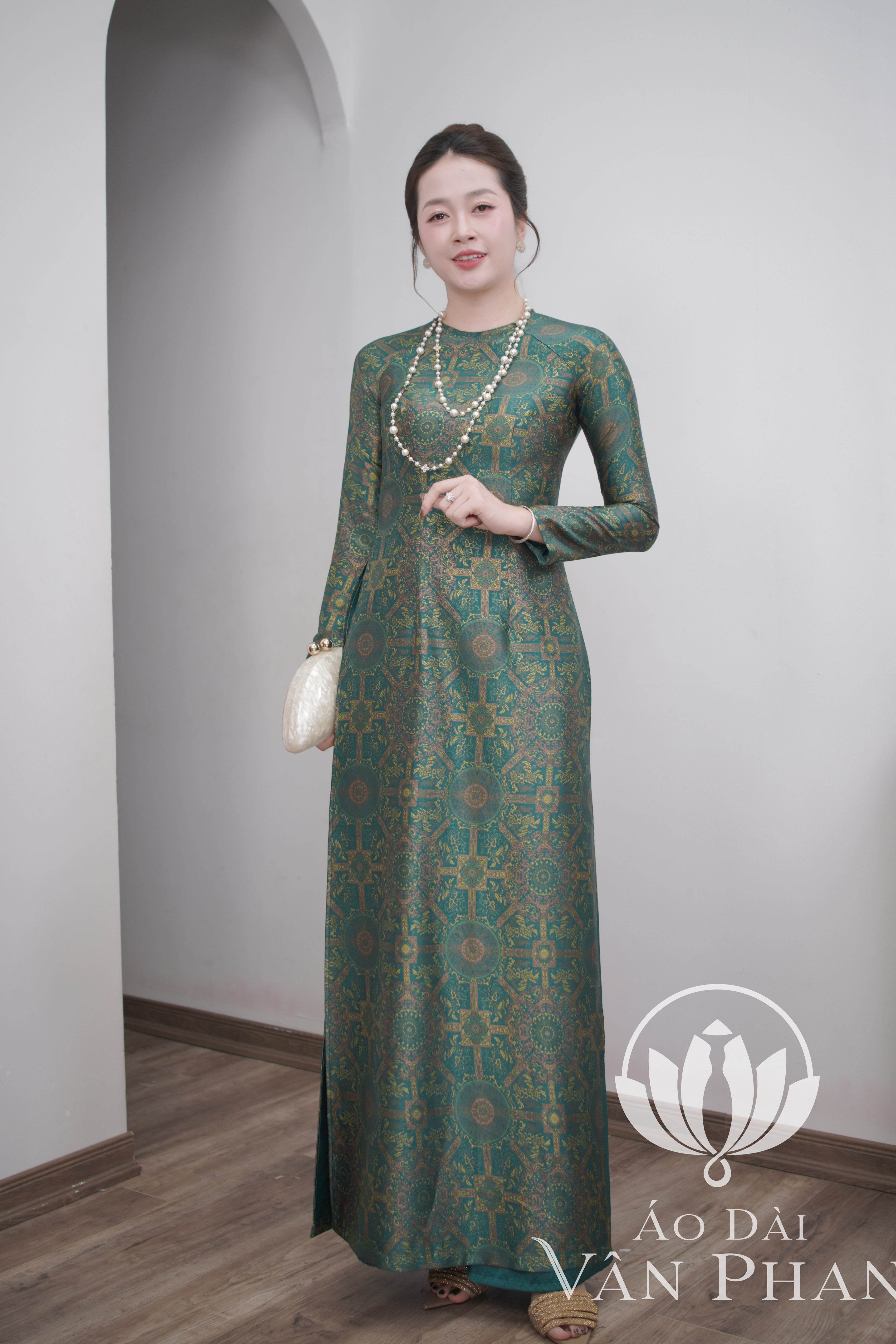 A3316CT áo dài cổ khít tay dài lụa dubai xanh lá thổ cẩm