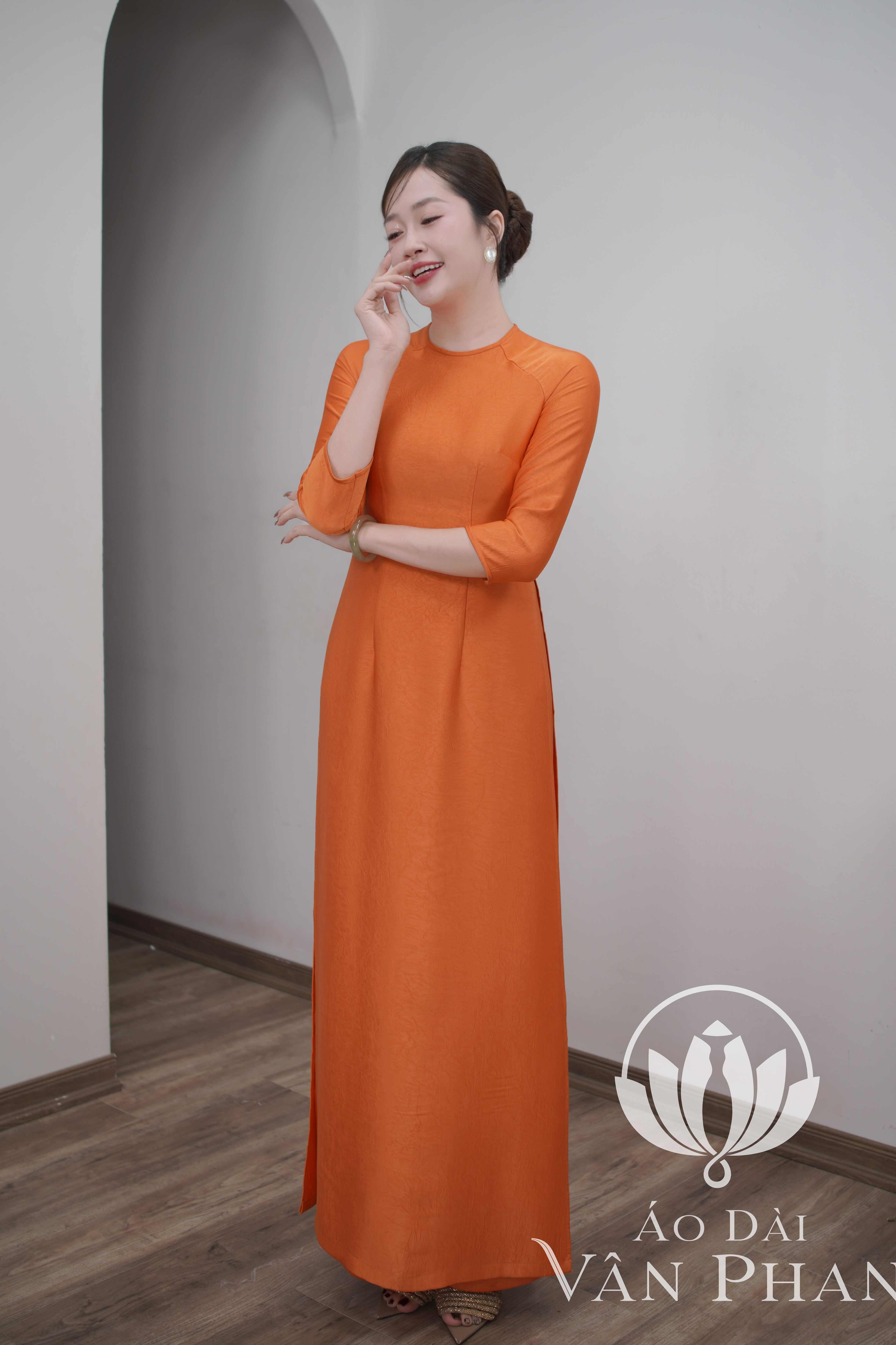 A3223CT áo dài cổ khít tay lỡ lụa dubai màu cam_thumbnail_2