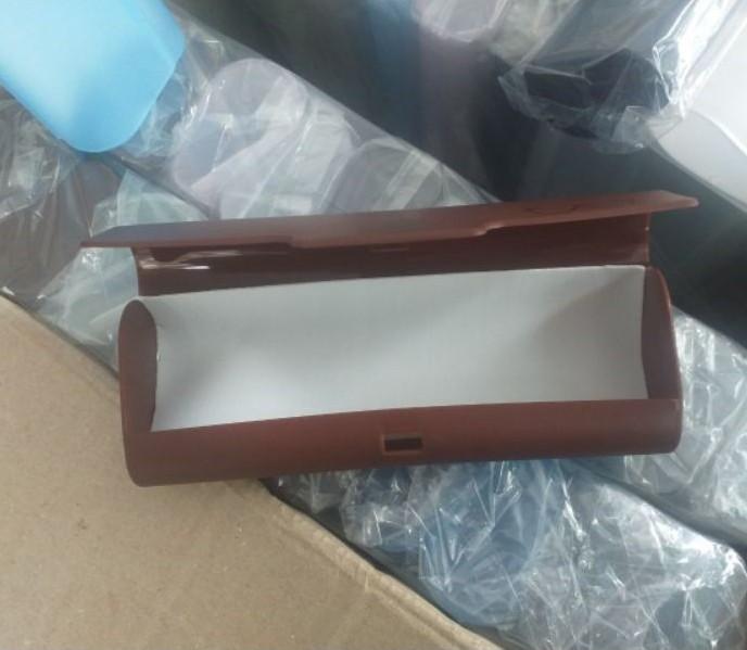 Hộp Đựng Kính Cận Bằng Nhựa Kiểu Vát Chéo Cực Đẹp Chất Liệu Nhựa Cứng Đẹp Kèm Khăn Lau Kính Bảo Vệ Hiệu Quả_thumbnail_2