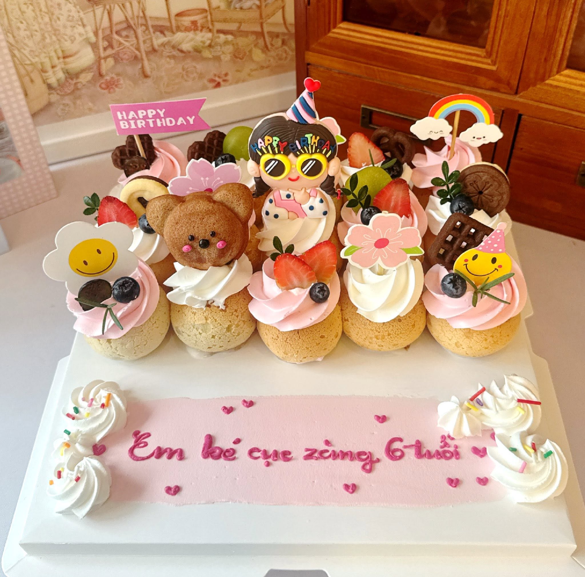 Set bánh su kem mix trang trí trái cây và bánh quy, tone màu cho bé gái