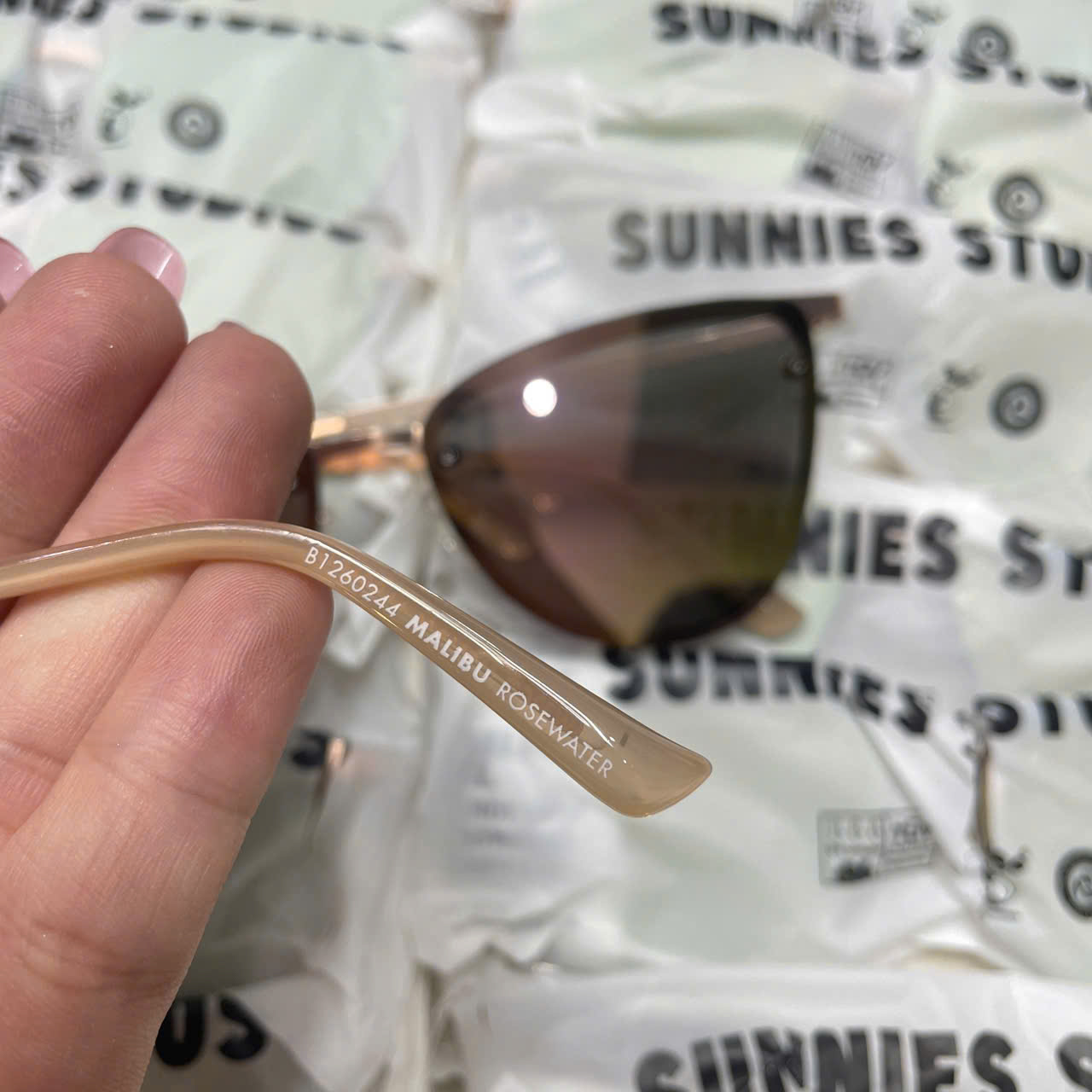 MAT KINH SUNNIES STUDIOS_thumbnail_7